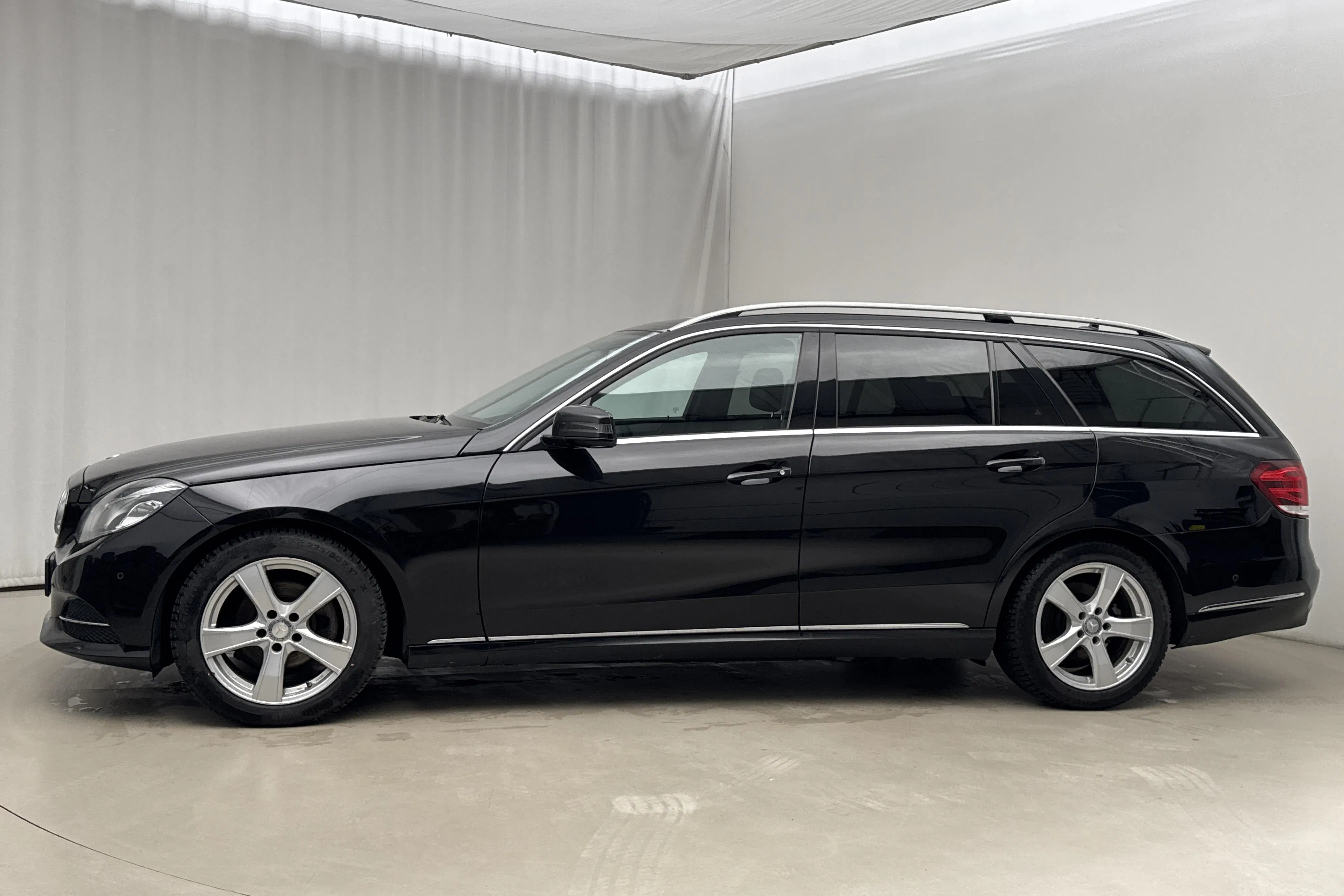Presentationsfoto 2 av 14: Mercedes E 220 CDI BlueTEC Kombi S212 (170hk) - 11 444 mil - Automat - svart - 2016