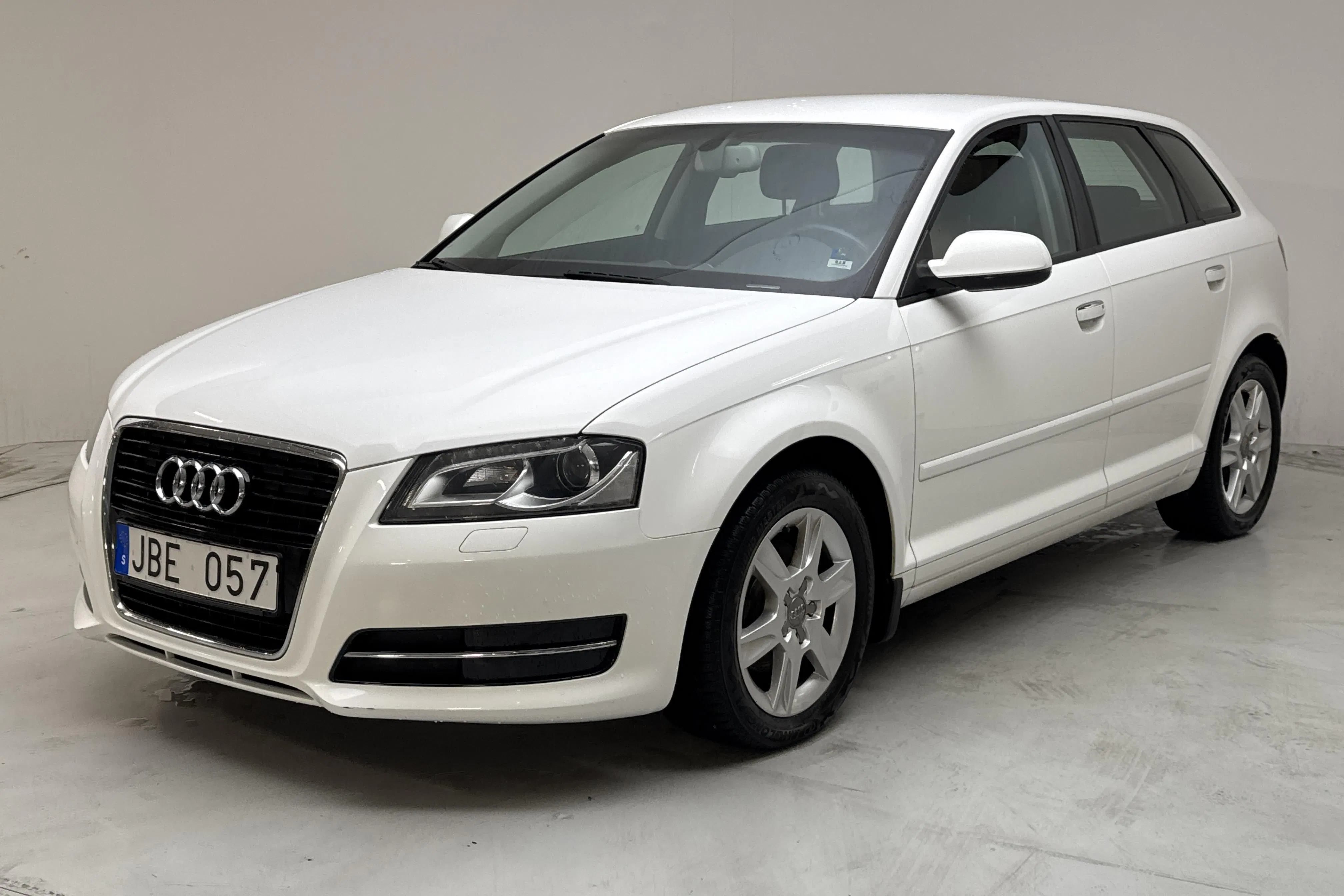 Presentation photo 1 of 12: Audi A3 1.6 TDI Sportback (105hk) - 122 300 km - Manual - white - 2013