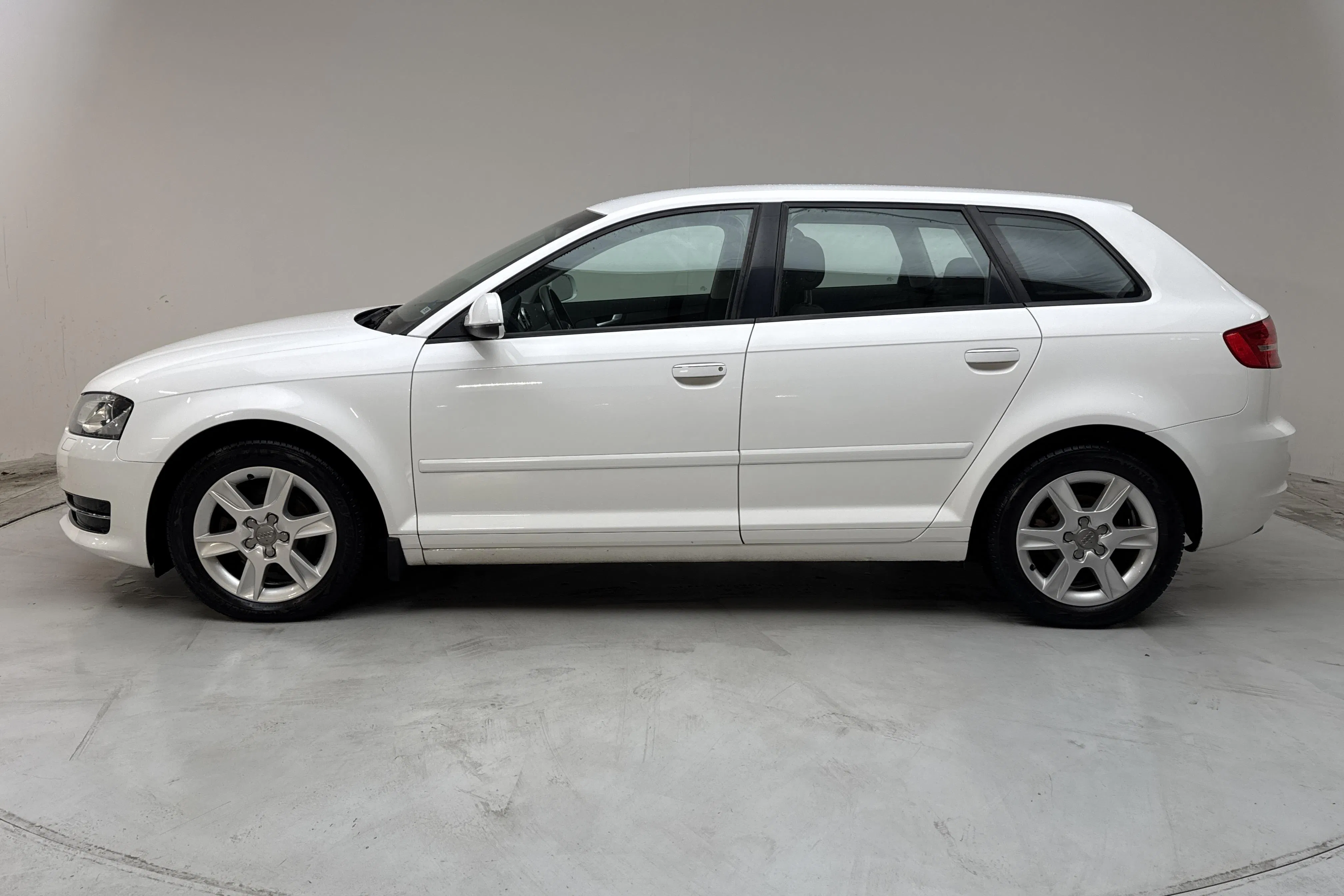 Presentation photo 2 of 12: Audi A3 1.6 TDI Sportback (105hk) - 122 300 km - Manual - white - 2013