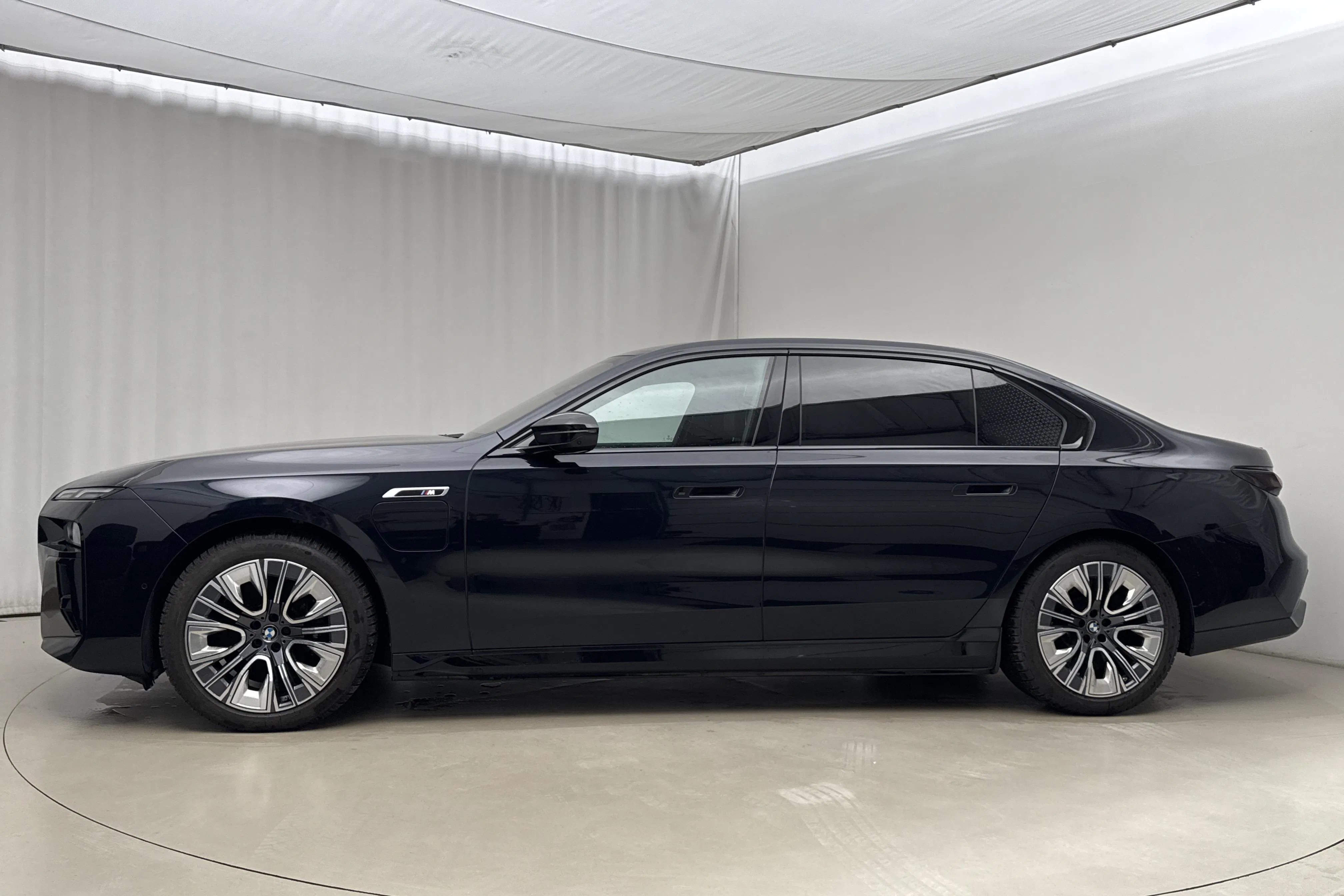 Presentation photo 2 of 35: BMW M760e xDrive (571hk) - 50 530 km - Automatic - black - 2024