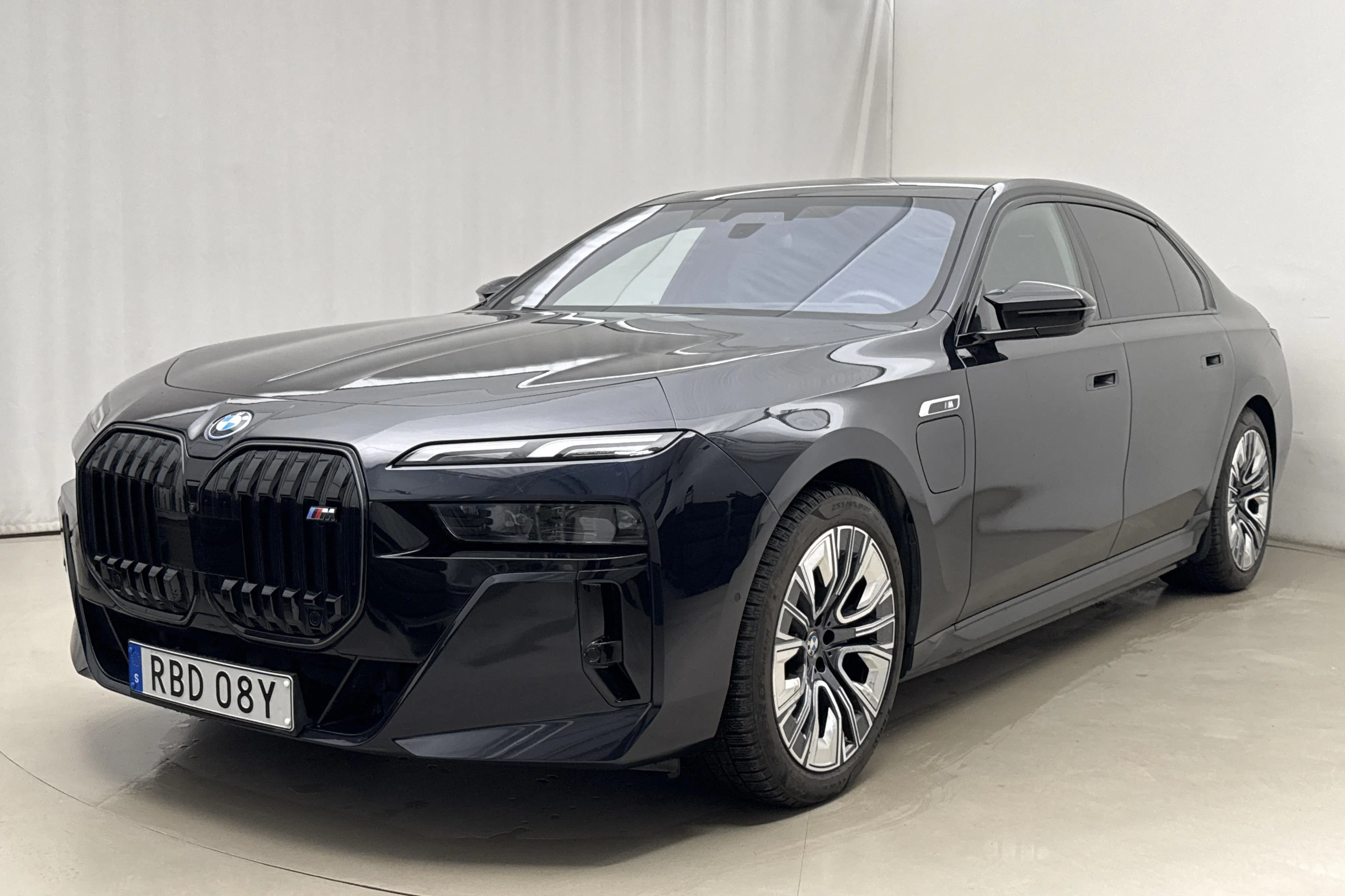 Presentation photo 1 of 35: BMW M760e xDrive (571hk) - 50 530 km - Automatic - black - 2024