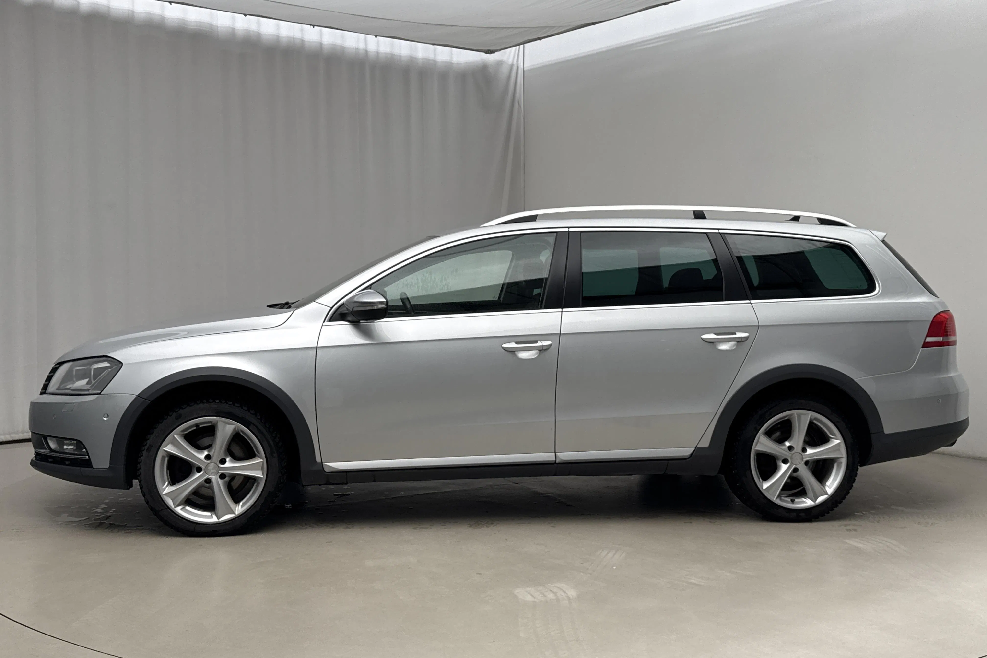 Presentationsfoto 2 av 17: VW Passat Alltrack 2.0 TDI BlueMotion Technology 4Motion (177hk) - 18 725 mil - Automat - silver - 2015