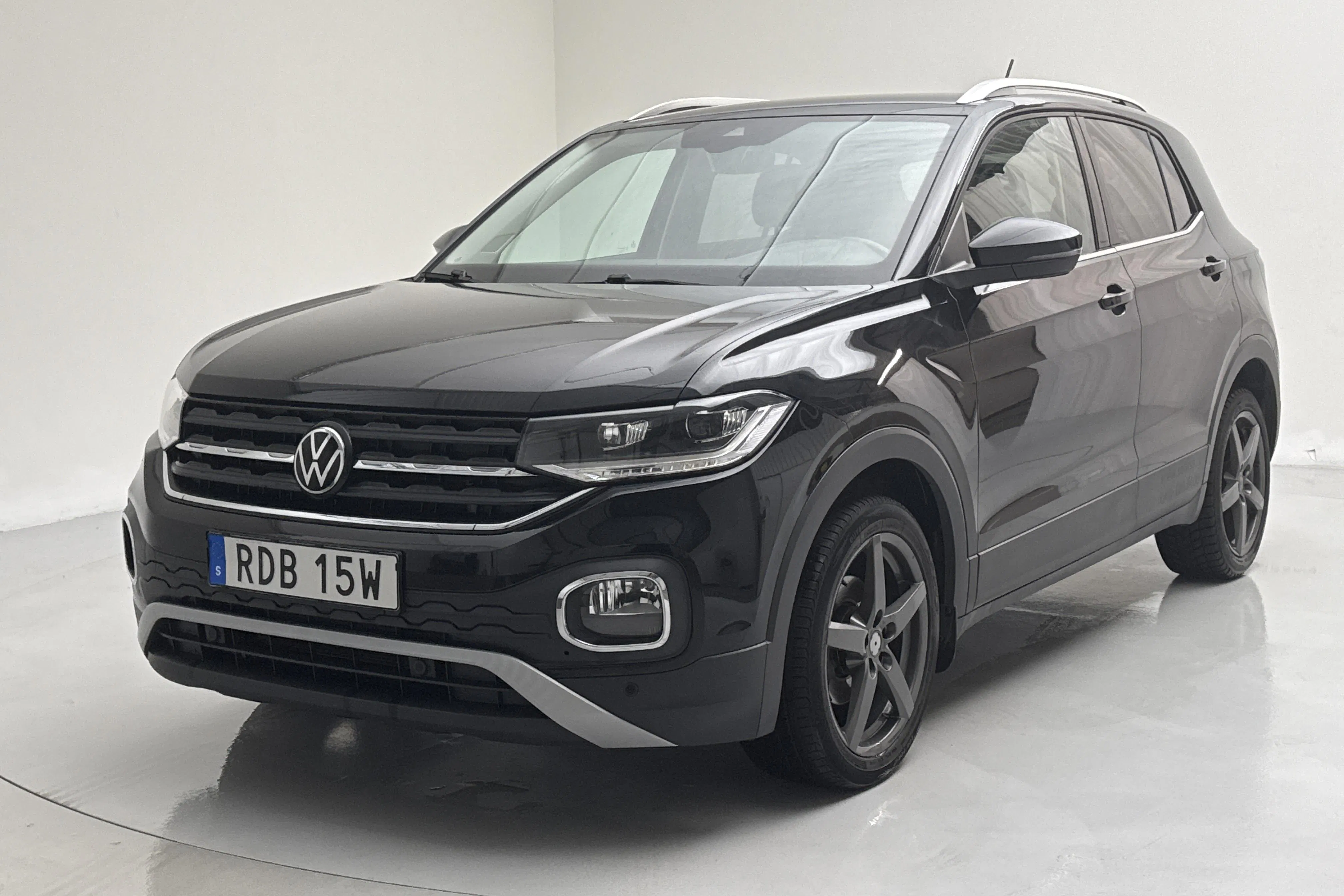 Presentationsfoto 1 av 14: VW T-Cross 1.0 TSI (110hk) - 15 429 mil - Automat - svart - 2022