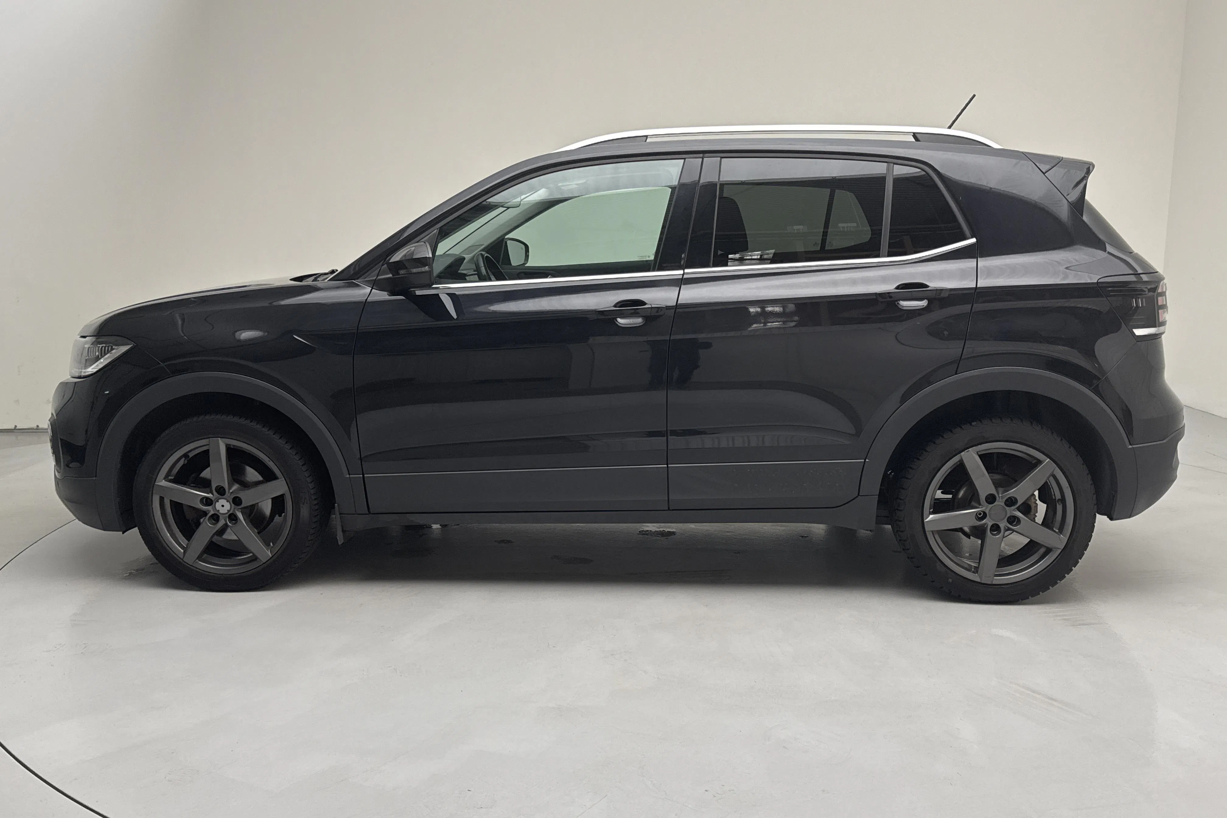 Presentationsfoto 2 av 14: VW T-Cross 1.0 TSI (110hk) - 15 429 mil - Automat - svart - 2022