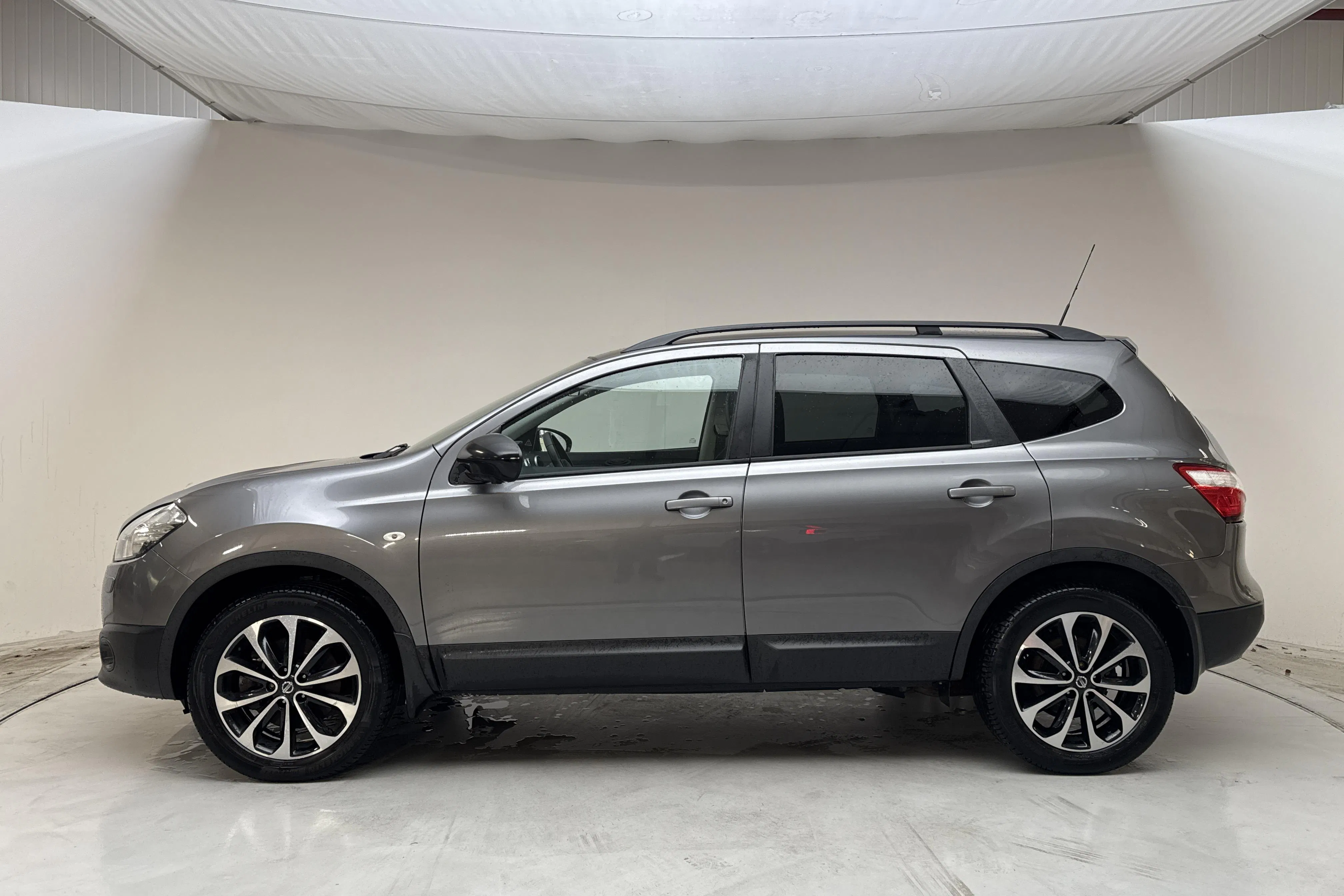 Presentationsfoto 2 av 15: Nissan Qashqai+2 1.6 dCi 4x4 (130hk) - 18 422 mil - Manuell - grå - 2014
