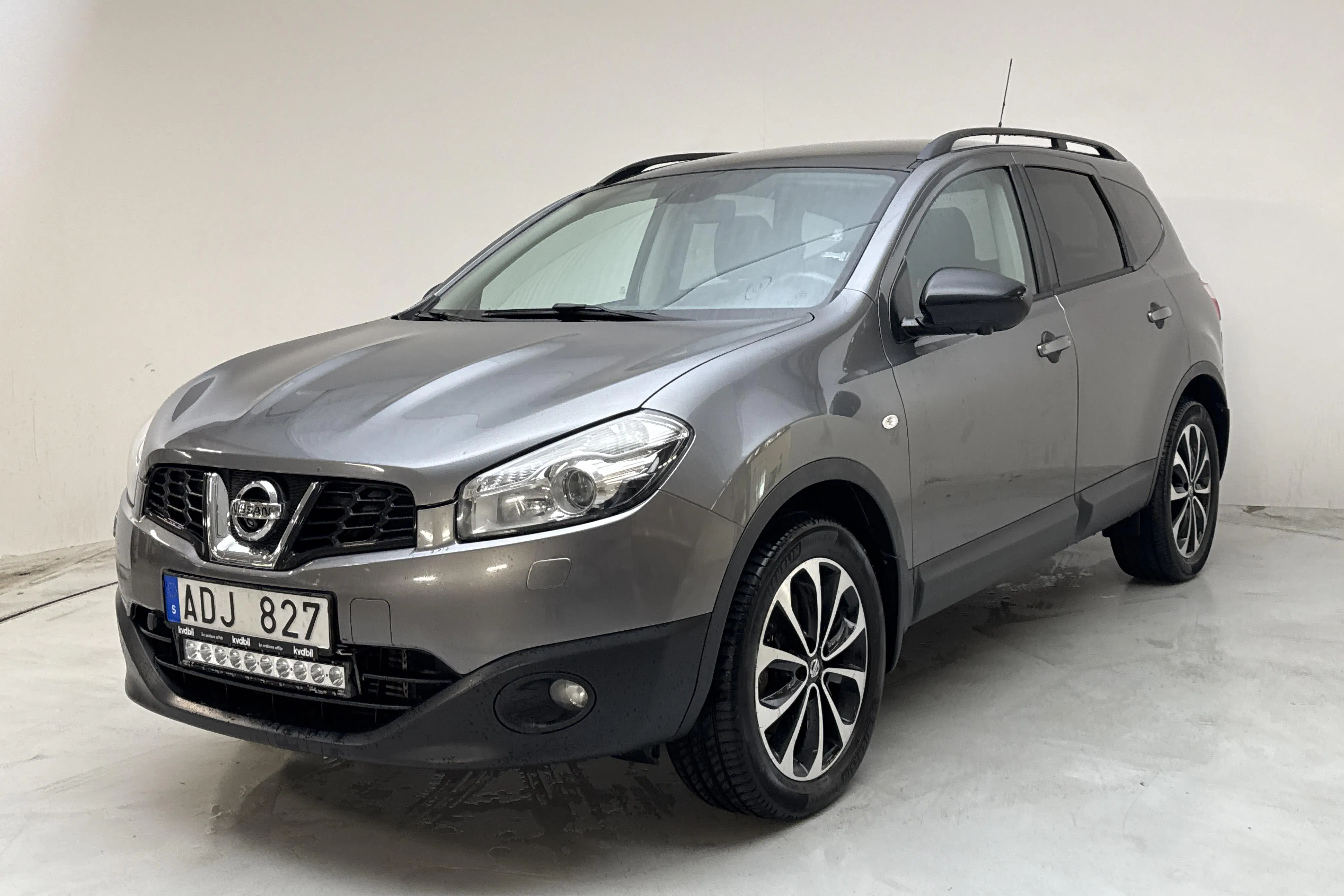 Presentationsfoto 1 av 15: Nissan Qashqai+2 1.6 dCi 4x4 (130hk) - 18 422 mil - Manuell - grå - 2014