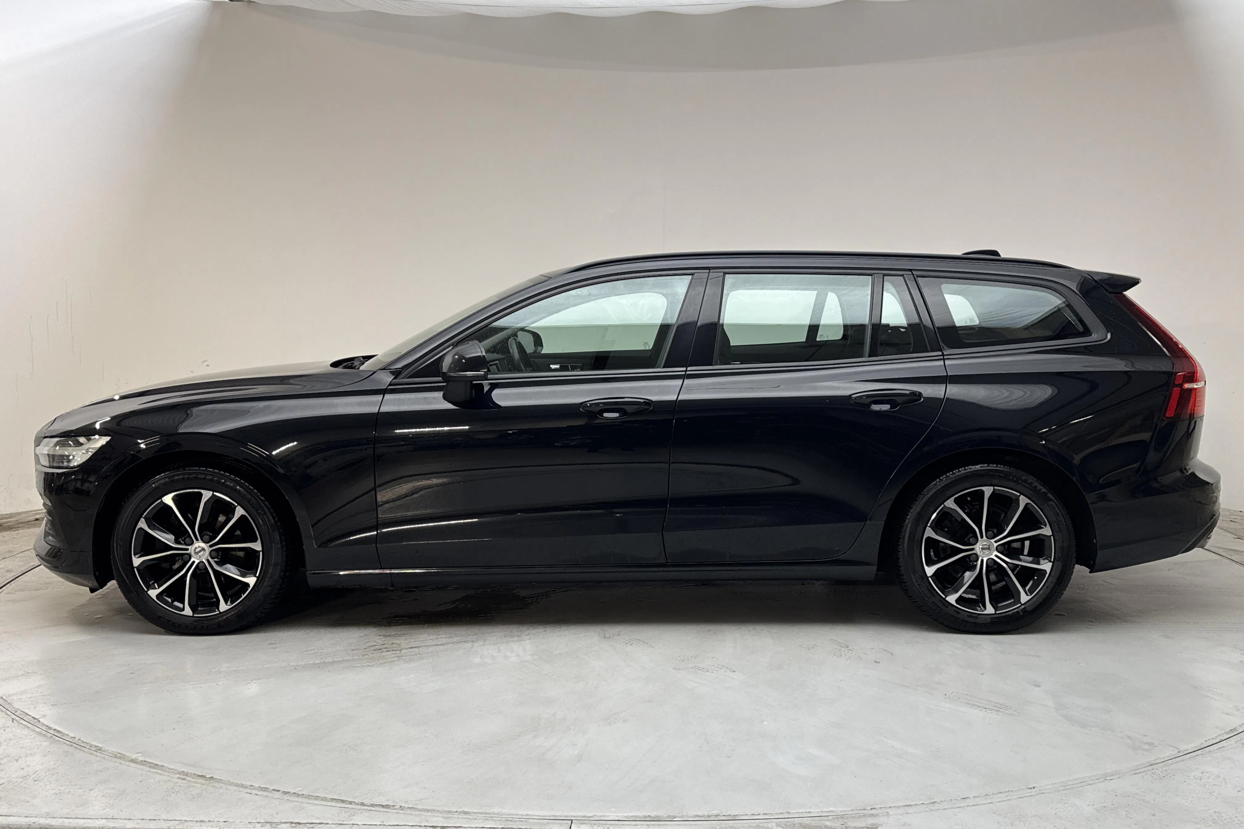 Presentation photo 2 of 13: Volvo V60 D4 (190hk) - 108 810 km - Automatic - black - 2019