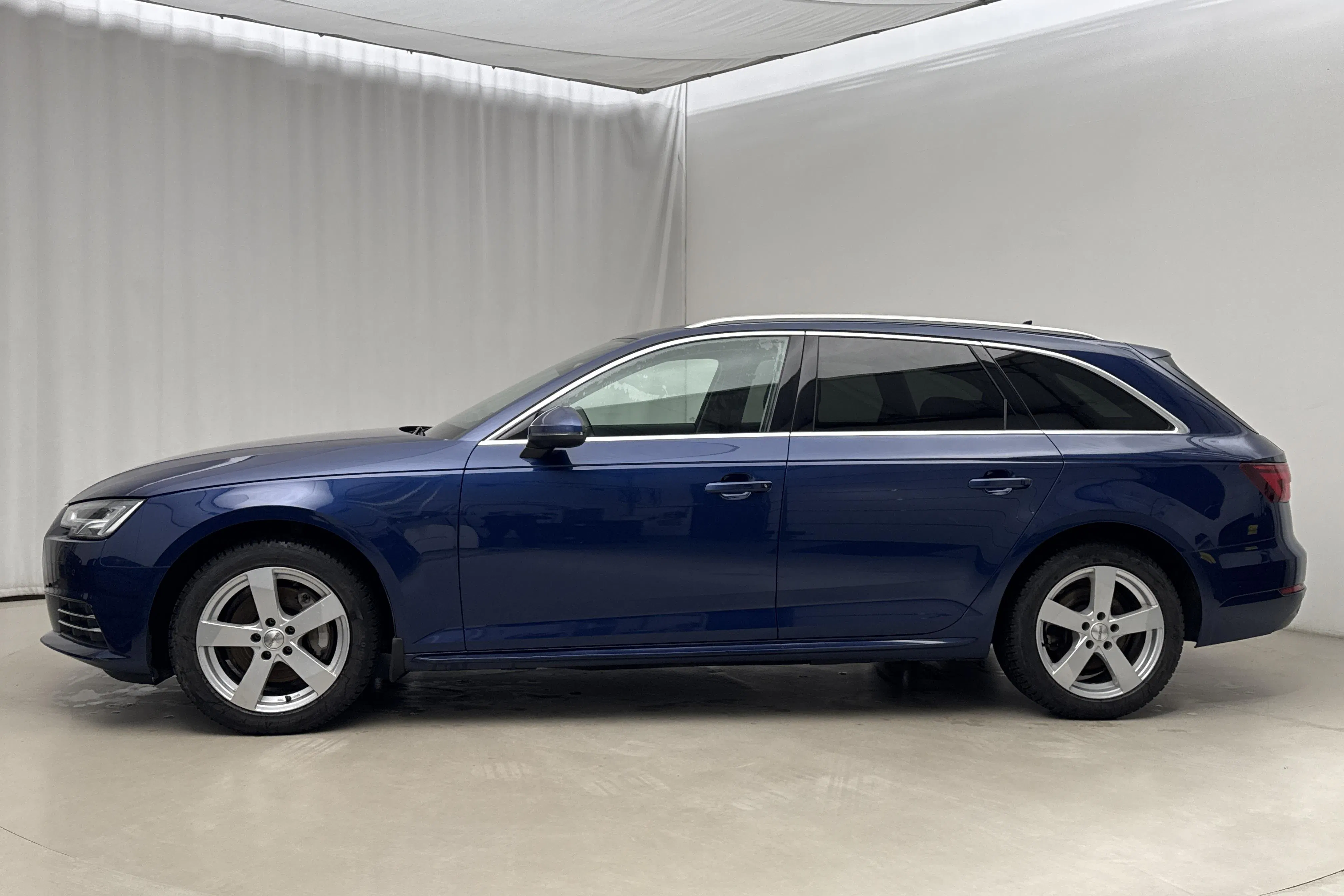 Presentationsfoto 2 av 16: Audi A4 2.0 TDI Avant quattro (190hk) - 10 223 mil - Manuell - blå - 2018