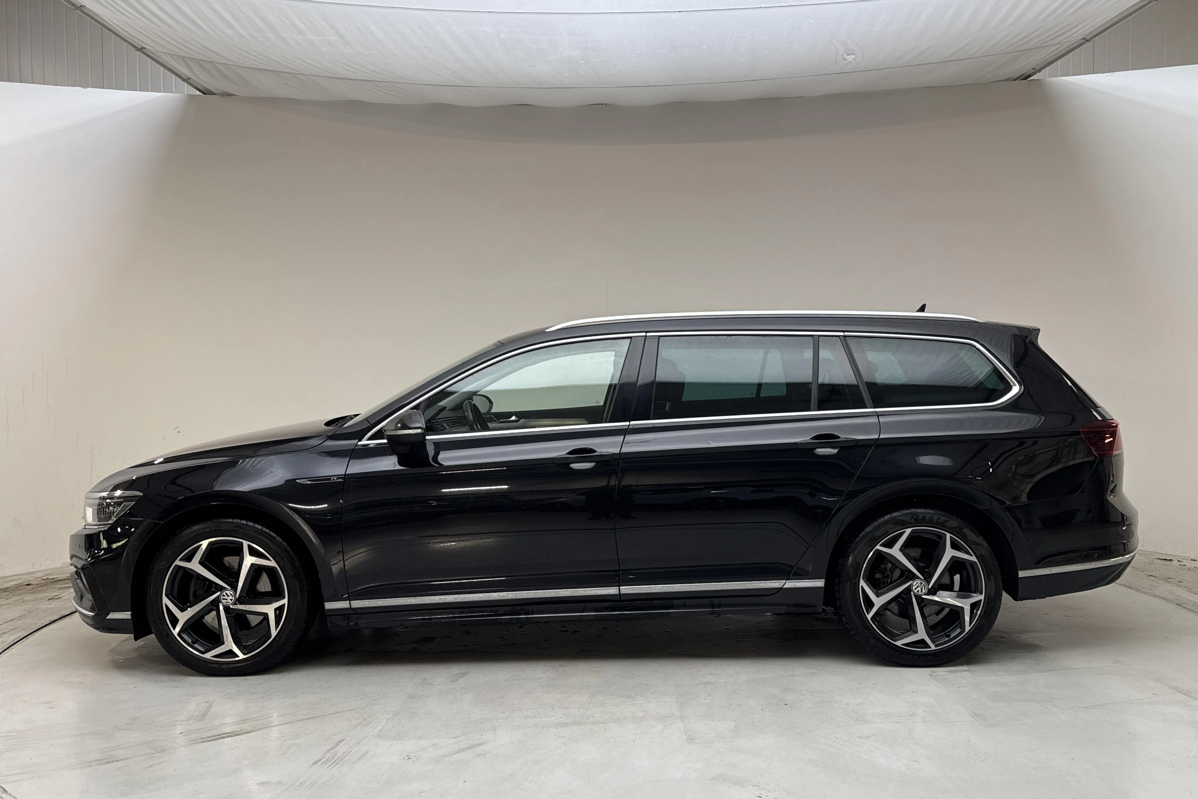 Presentationsfoto 2 av 16: VW Passat 2.0 TDI Sportscombi 4MOTION (190hk) - 16 954 mil - Automat - svart - 2020