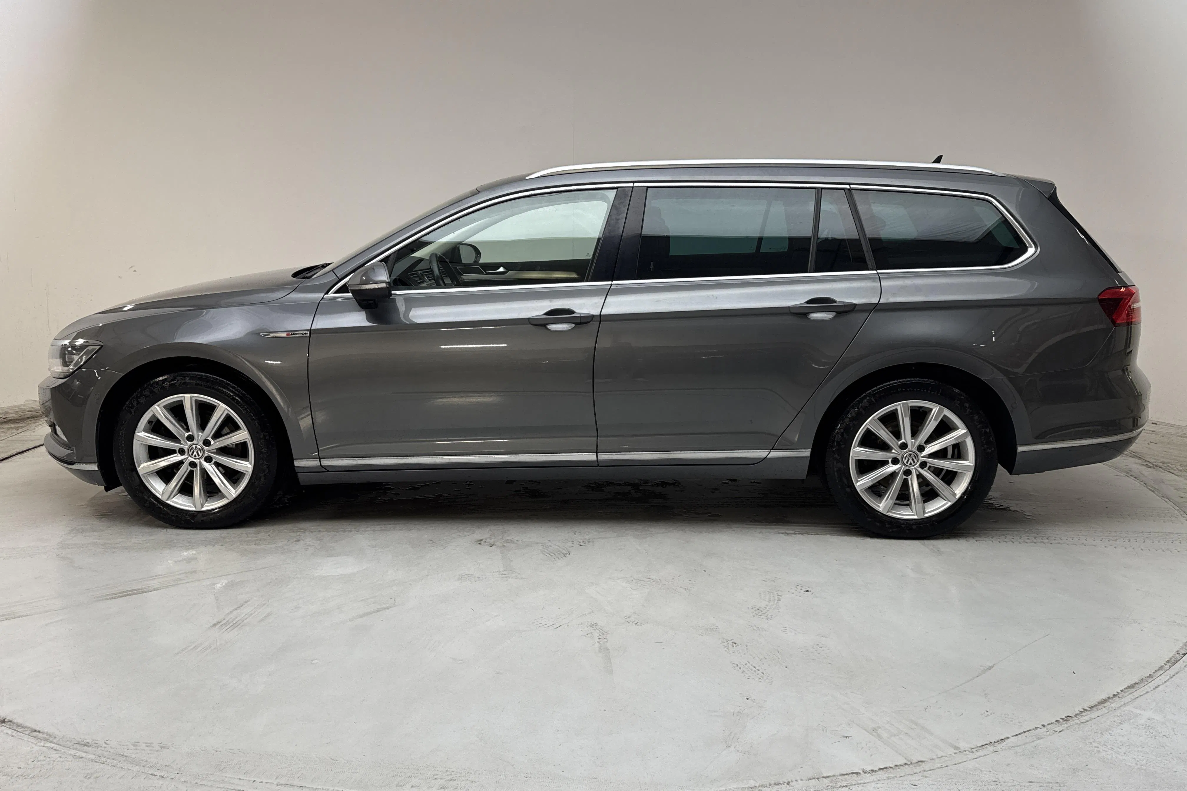 Presentationsfoto 2 av 13: VW Passat 2.0 TDI Sportscombi 4MOTION (190hk) - 16 517 mil - Automat - Mörkgrå - 2016