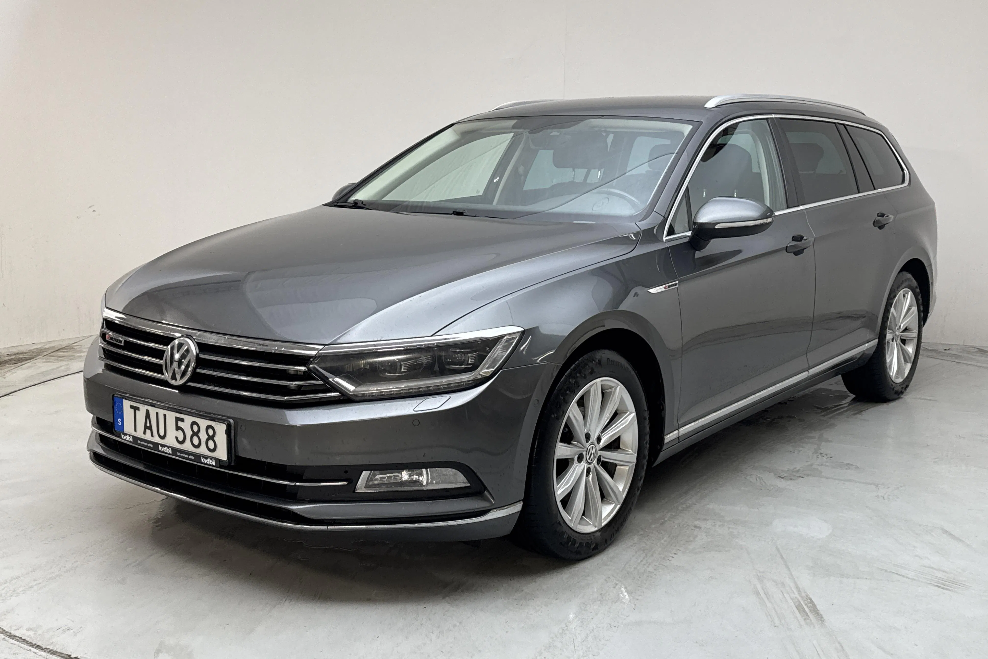 Presentationsfoto 1 av 13: VW Passat 2.0 TDI Sportscombi 4MOTION (190hk) - 16 517 mil - Automat - Mörkgrå - 2016