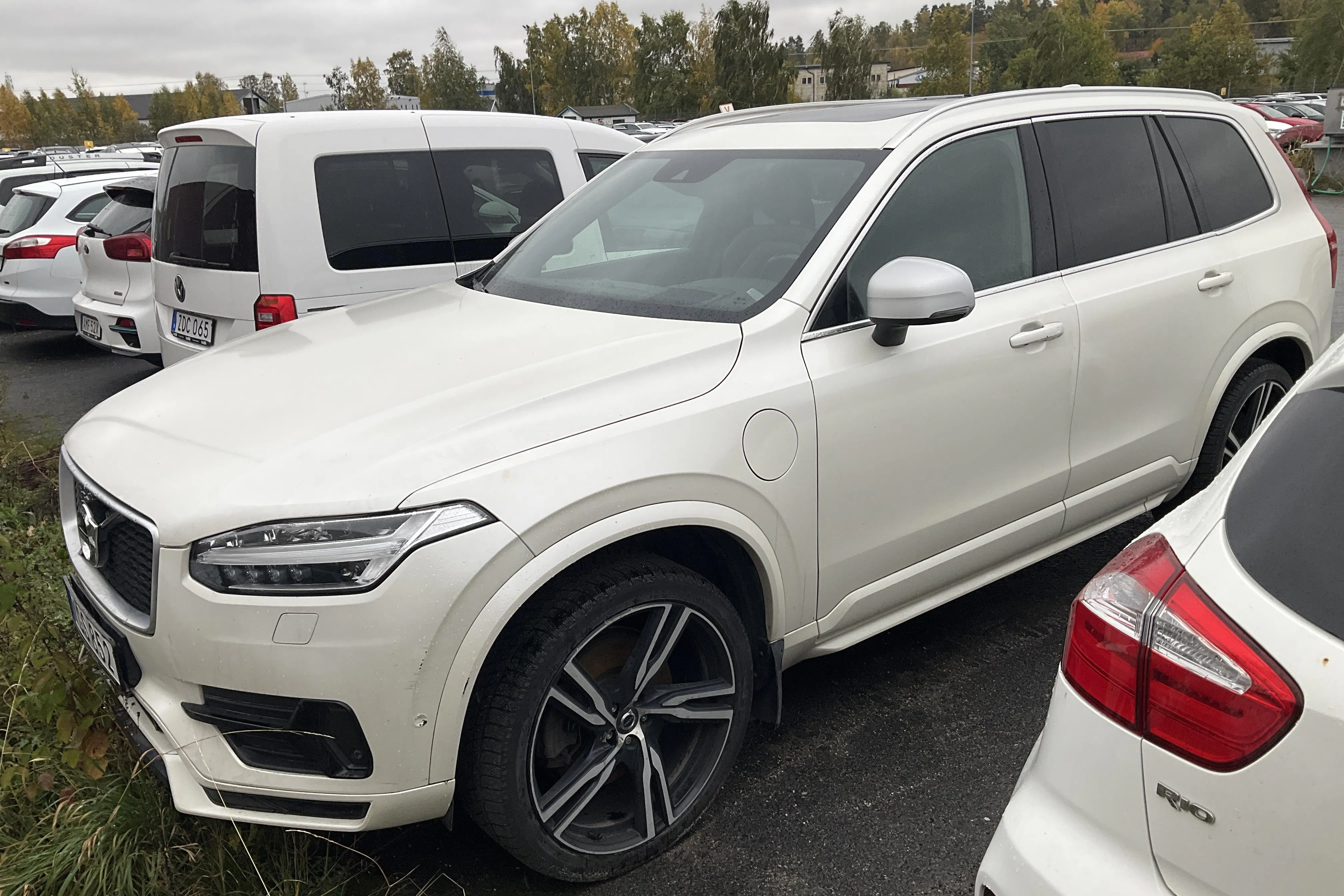 Presentationsfoto 1 av 14: Volvo XC90 T8 AWD Twin Engine (400hk) - 25 272 mil - Automat - vit - 2017