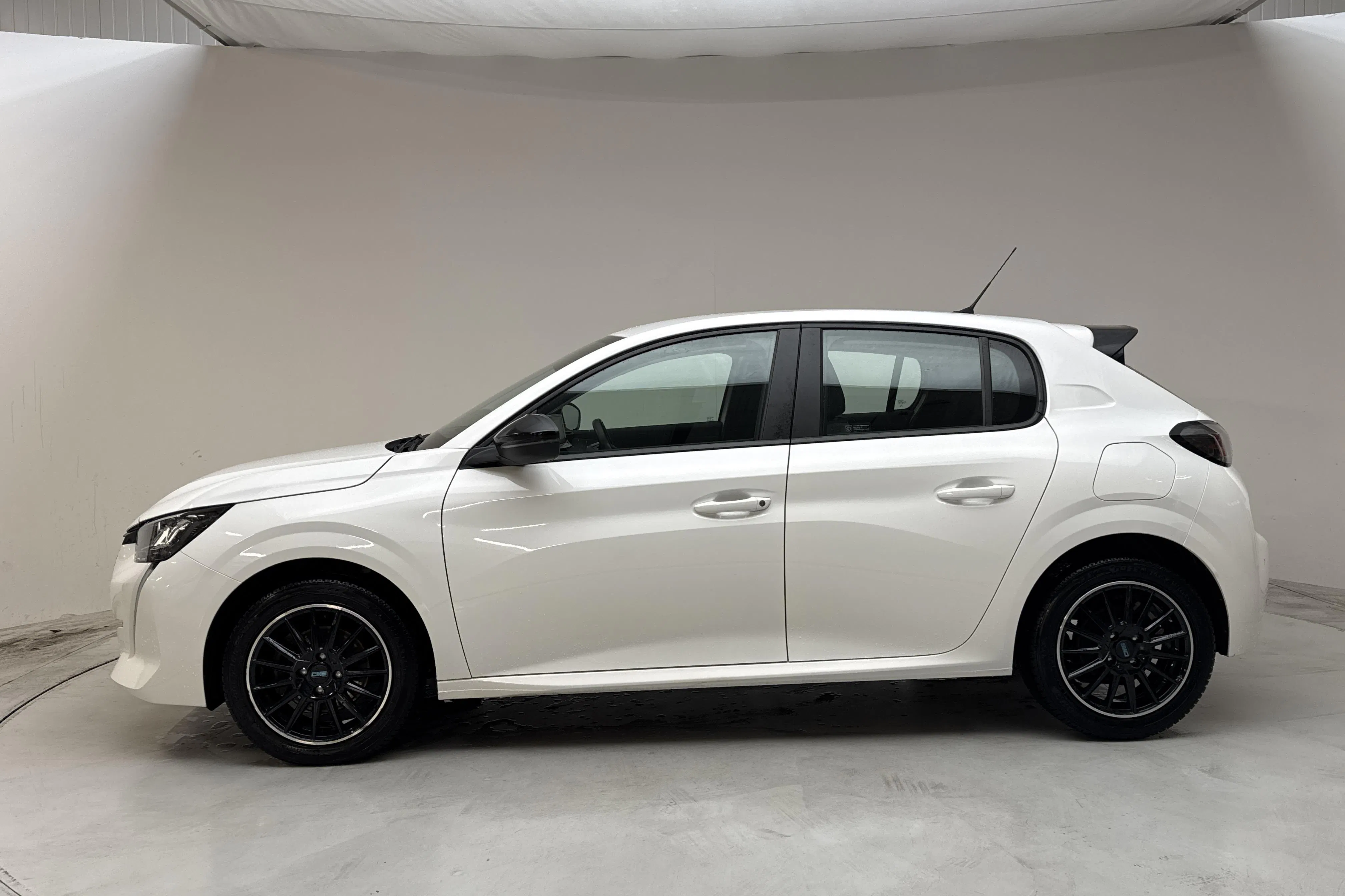 Presentationsfoto 2 av 12: Peugeot 208 1.2 PureTech 5dr (100hk) - 7 777 mil - Automat - vit - 2022