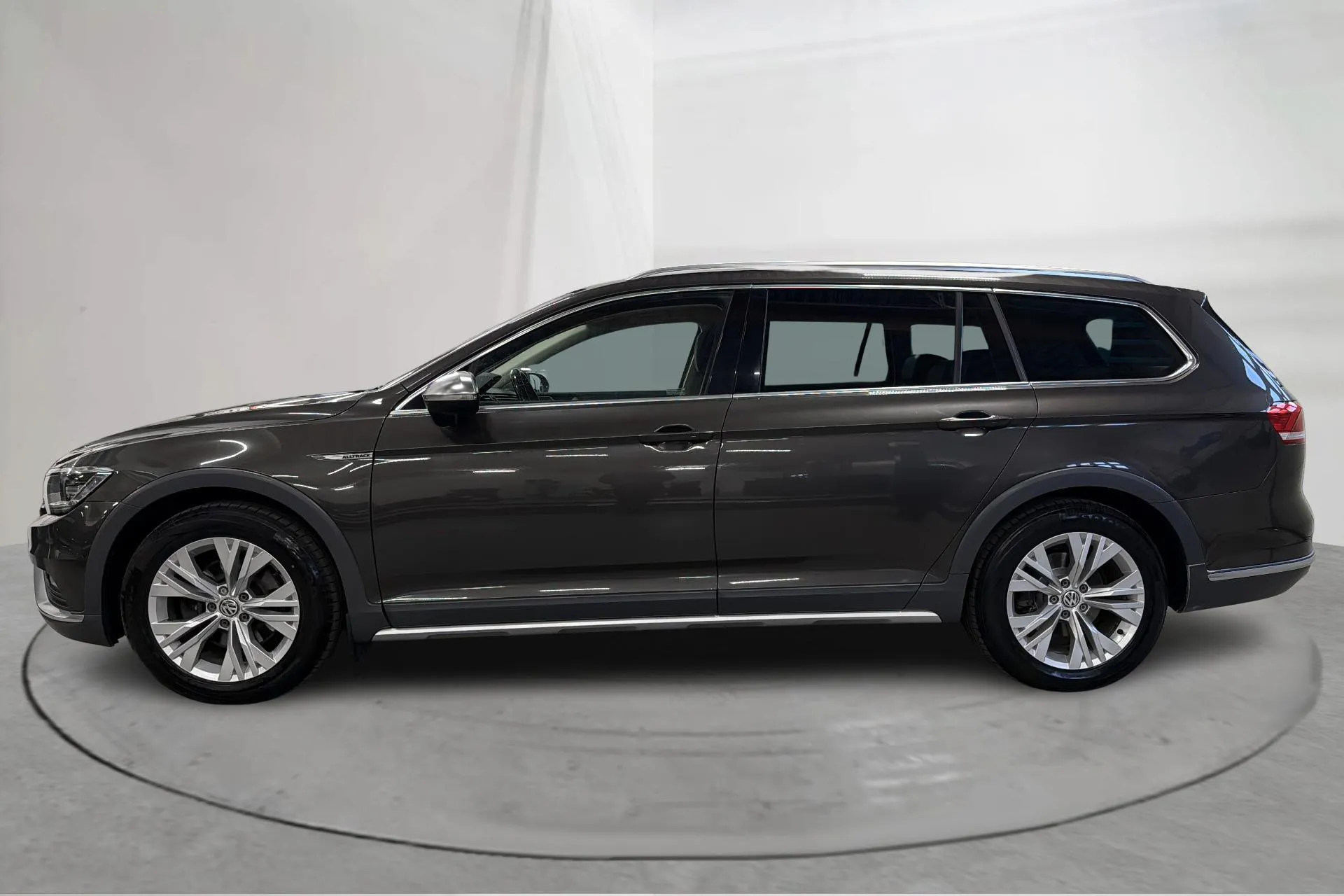 Presentationsfoto 2 av 16: VW Passat Alltrack 2.0 TDI 4MOTION (190hk) - 21 213 mil - Automat - Mörkbrun - 2018