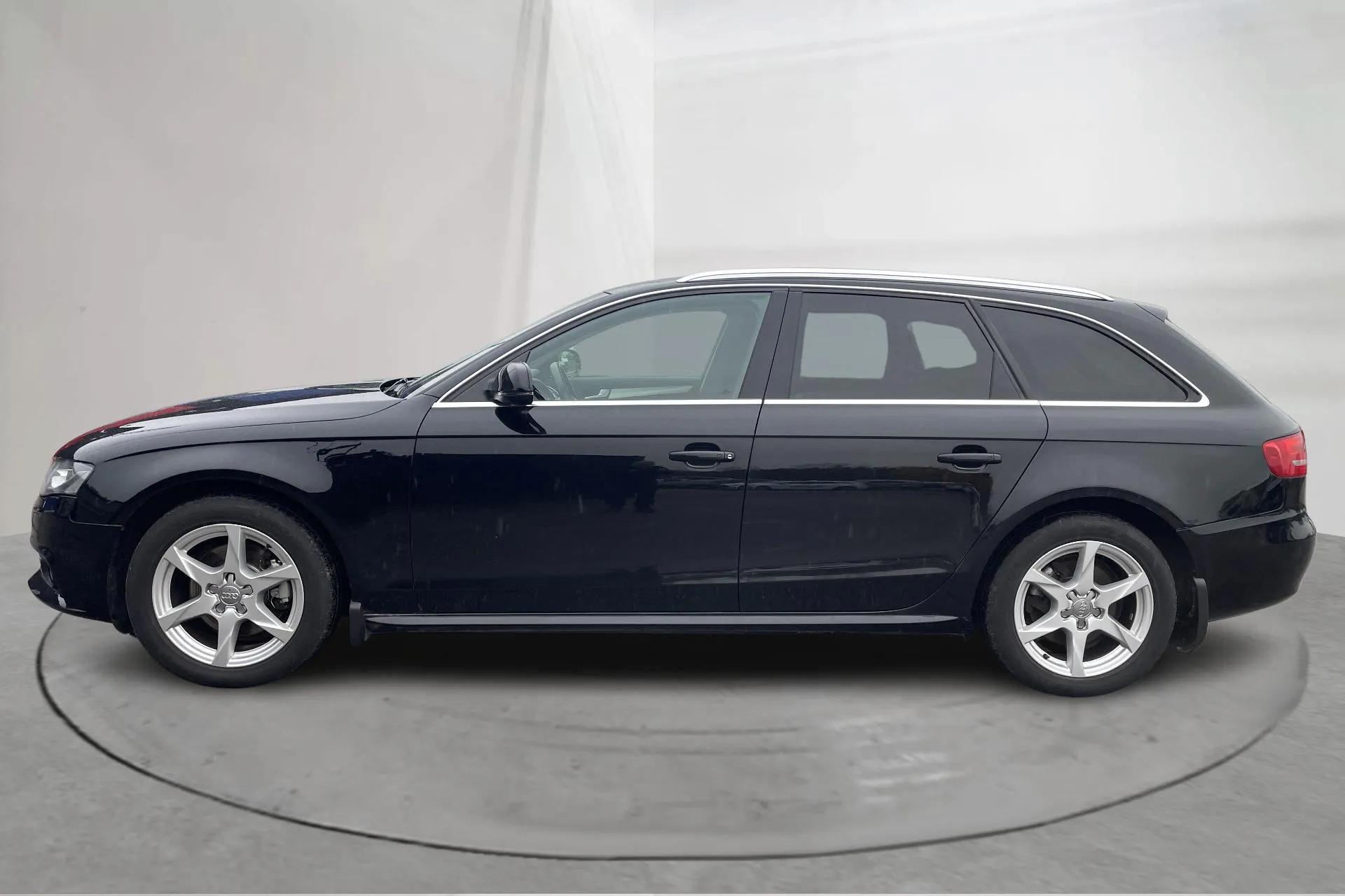 Presentationsfoto 2 av 19: Audi A4 2.0 TDI Avant quattro (170hk) - 18 395 mil - Manuell - svart - 2011