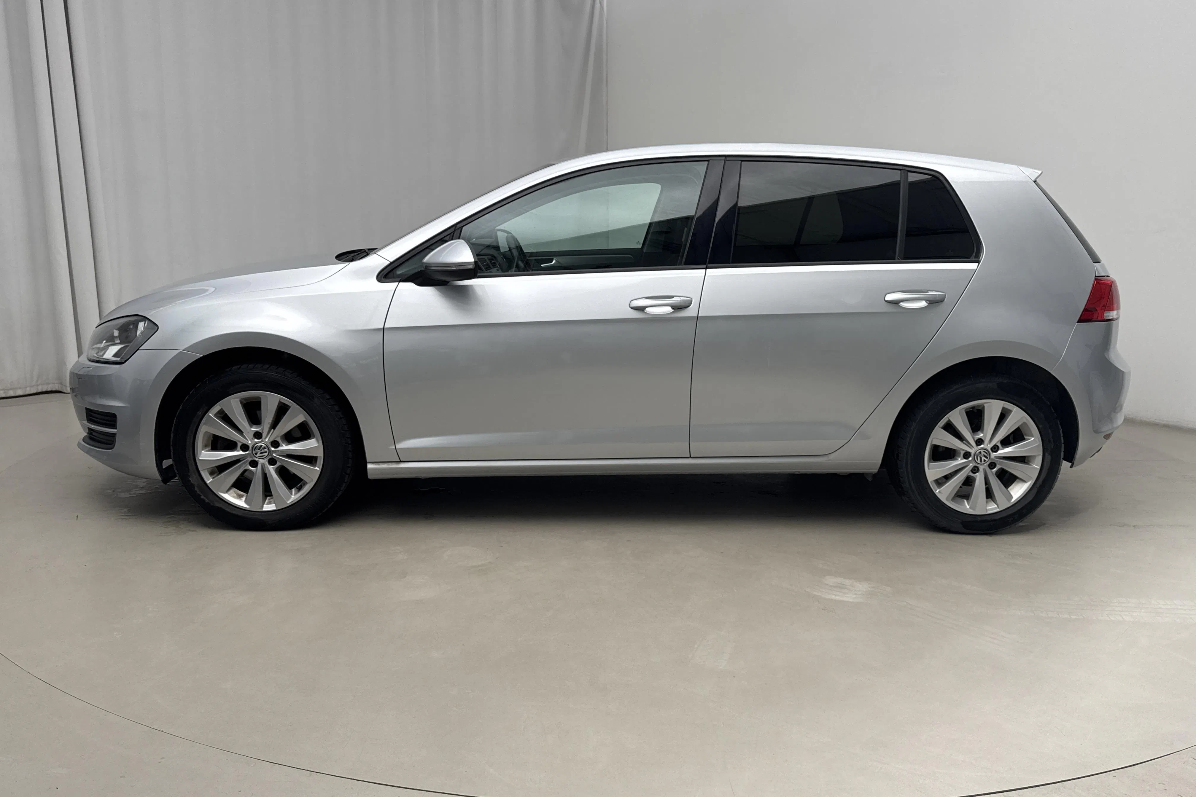 Presentationsfoto 2 av 15: VW Golf VII 1.2 TSI 5dr (110hk) - 10 157 mil - Manuell - silver - 2016