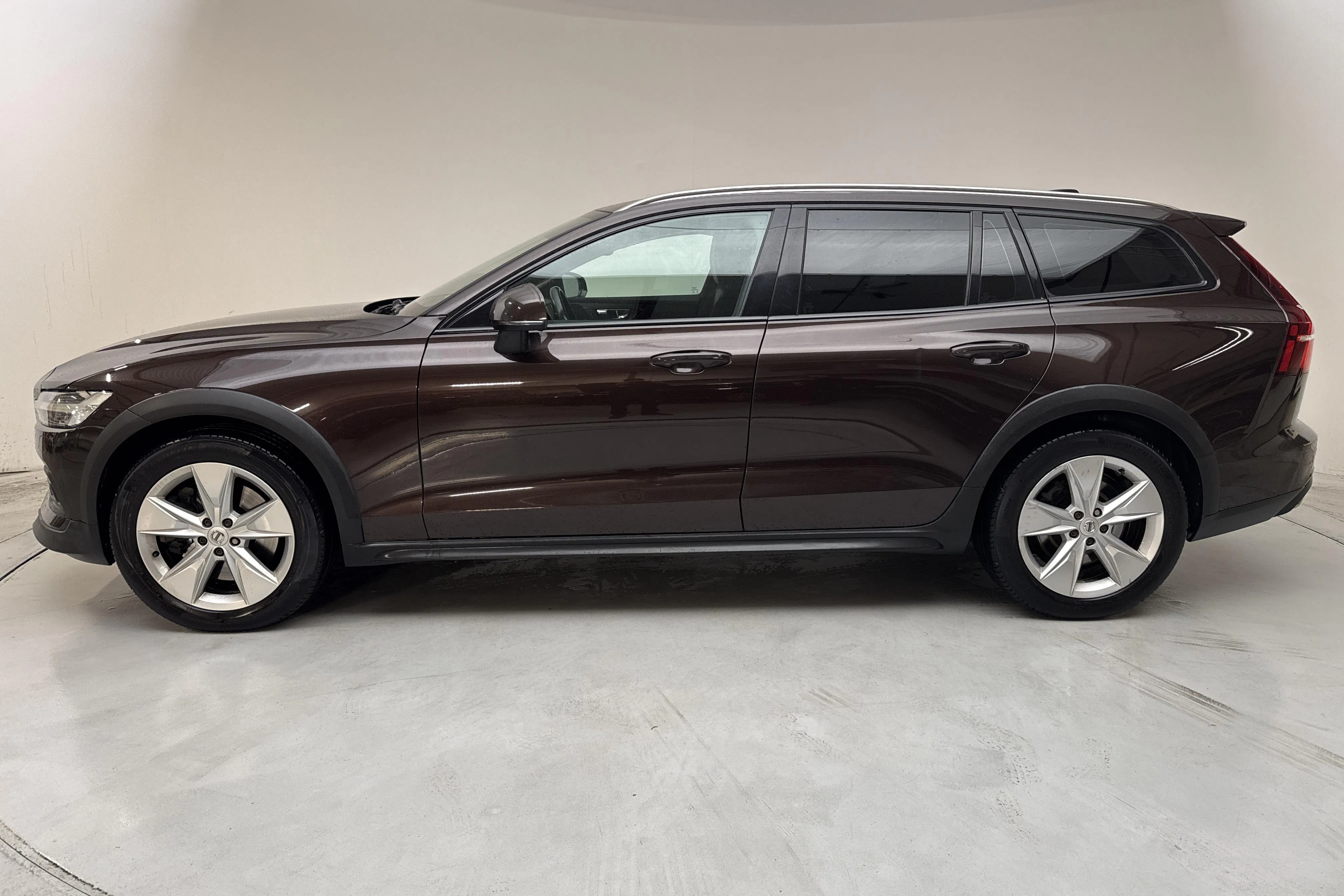 Presentationsfoto 2 av 16: Volvo V60 D4 Cross Country AWD (190hk) - 16 380 mil - Automat - Mörkbrun - 2019