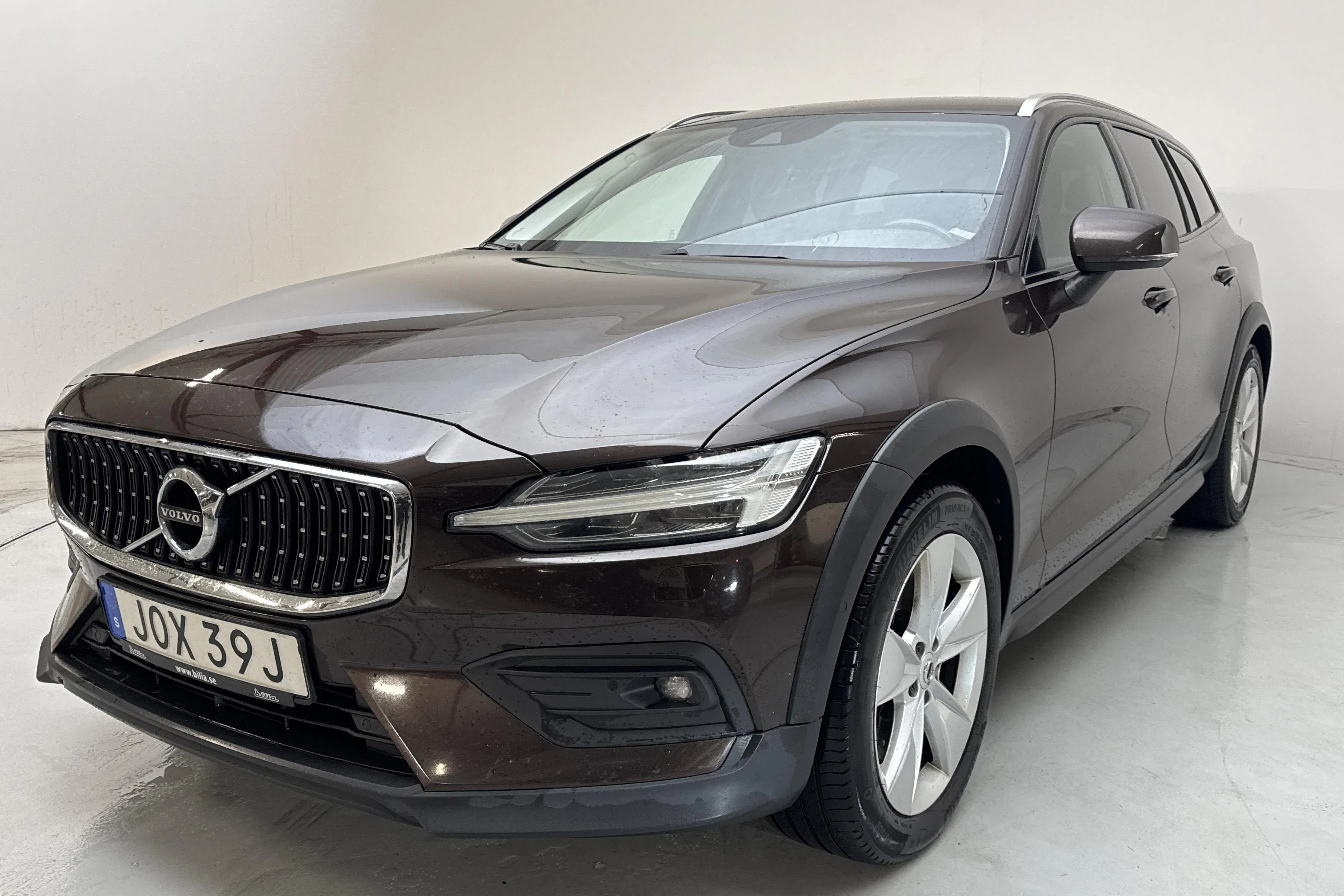 Presentationsfoto 1 av 16: Volvo V60 D4 Cross Country AWD (190hk) - 16 380 mil - Automat - Mörkbrun - 2019