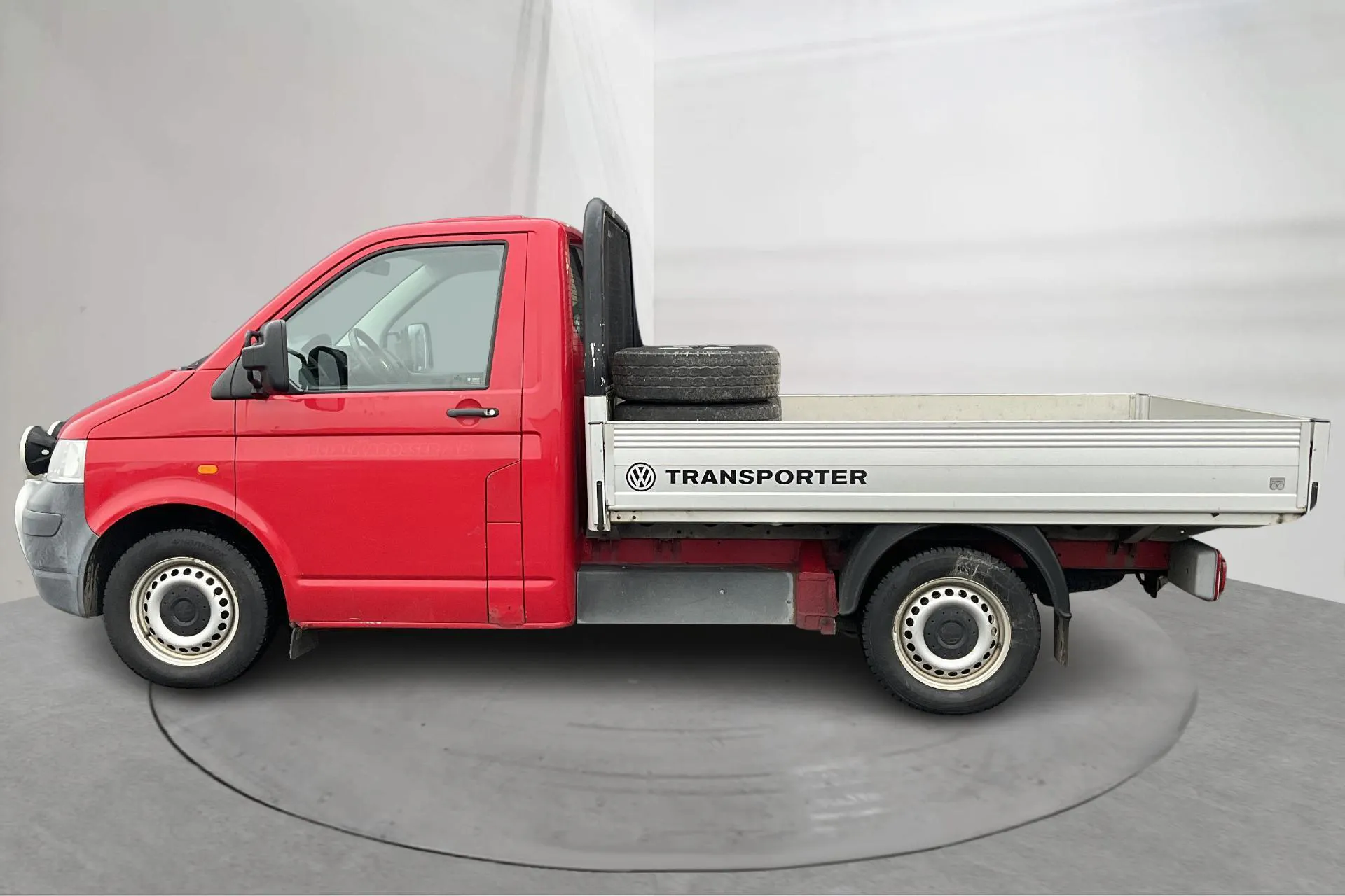 Presentationsfoto 2 av 14: VW Transporter T5 2.5 TDI Pickup (130hk) - 28 173 mil - Manuell - röd - 2007