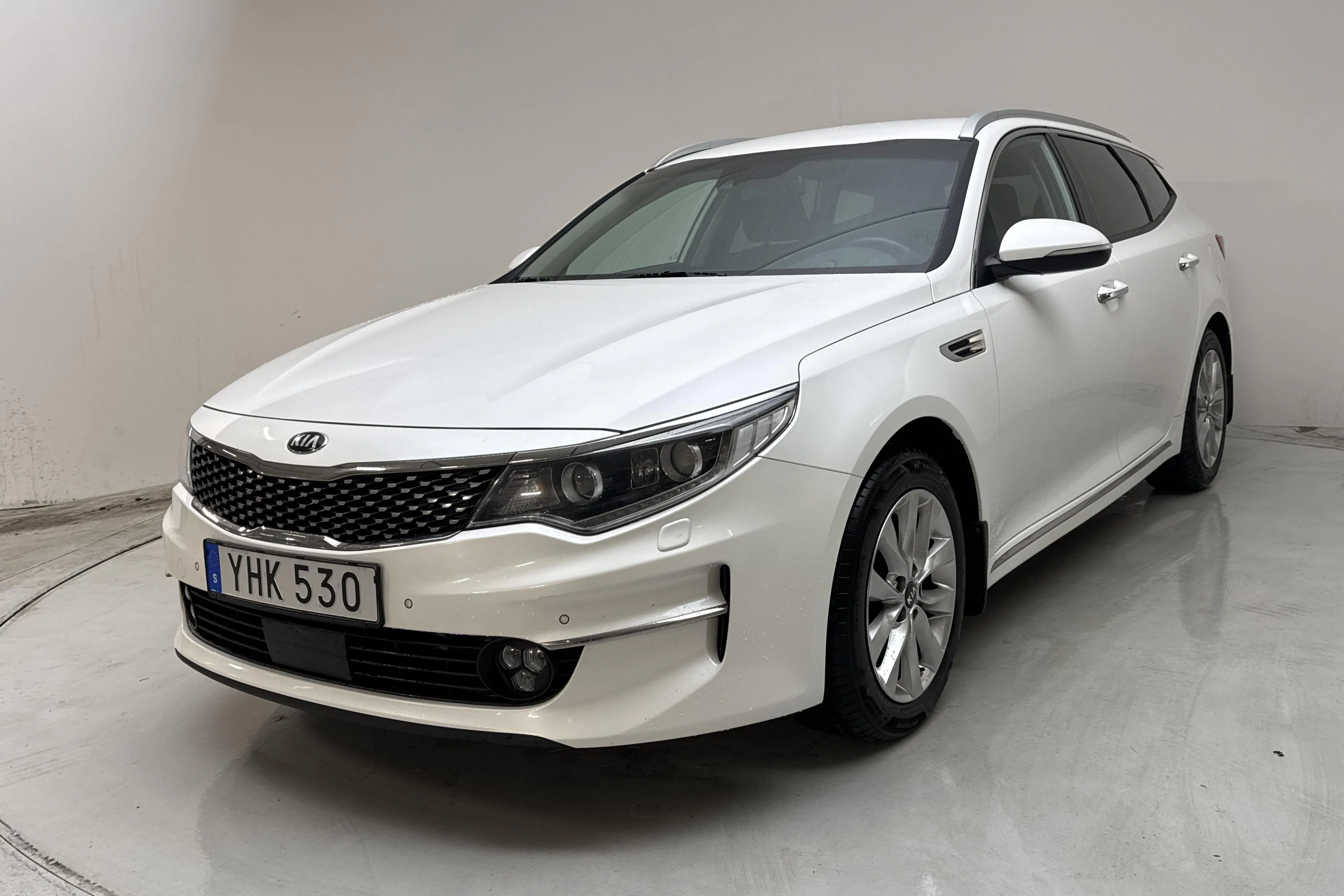 Presentation photo 1 of 15: KIA Optima 1.7 CRDi SW (141hk) - 219 420 km - Automatic - white - 2017