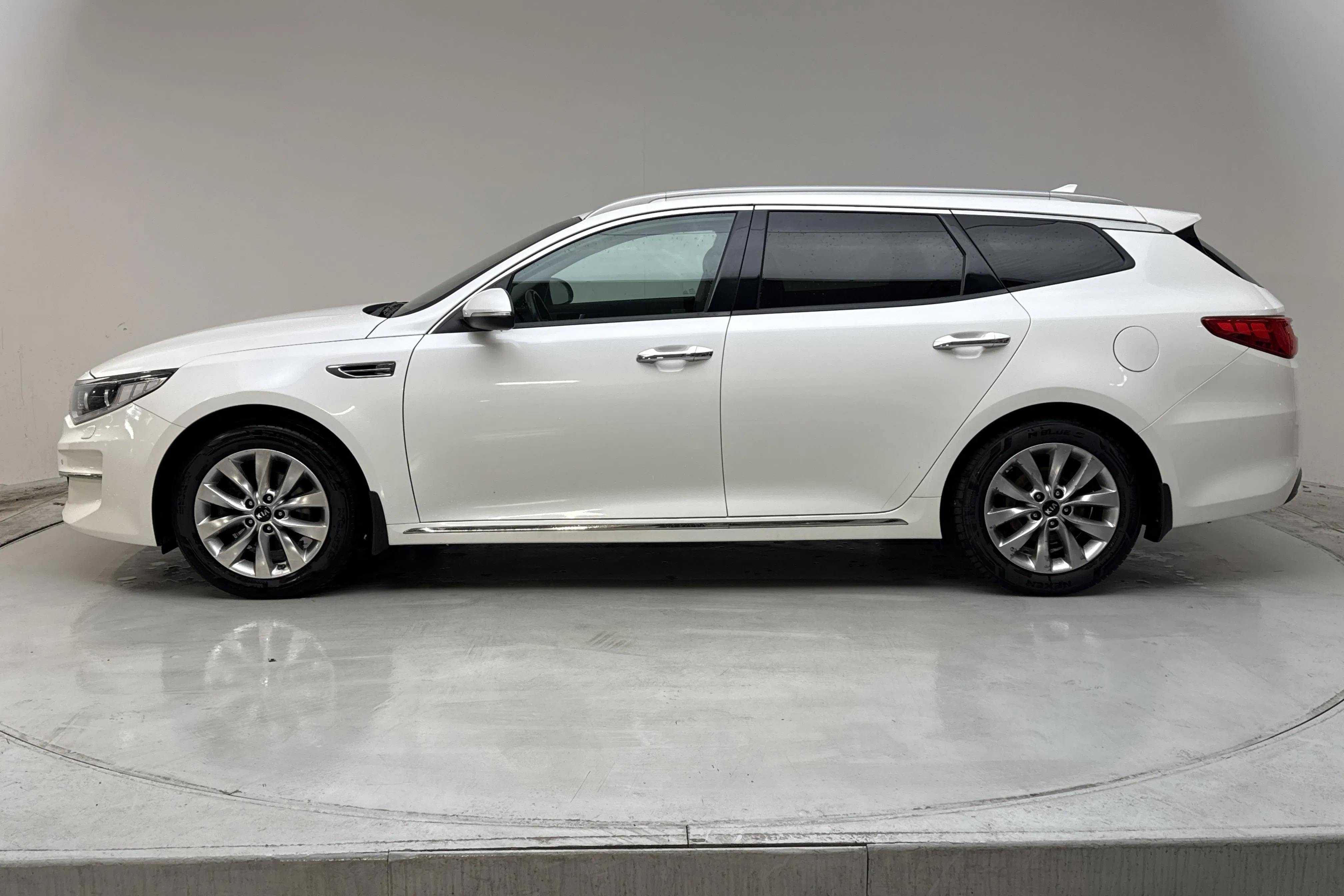 Presentation photo 2 of 15: KIA Optima 1.7 CRDi SW (141hk) - 219 420 km - Automatic - white - 2017