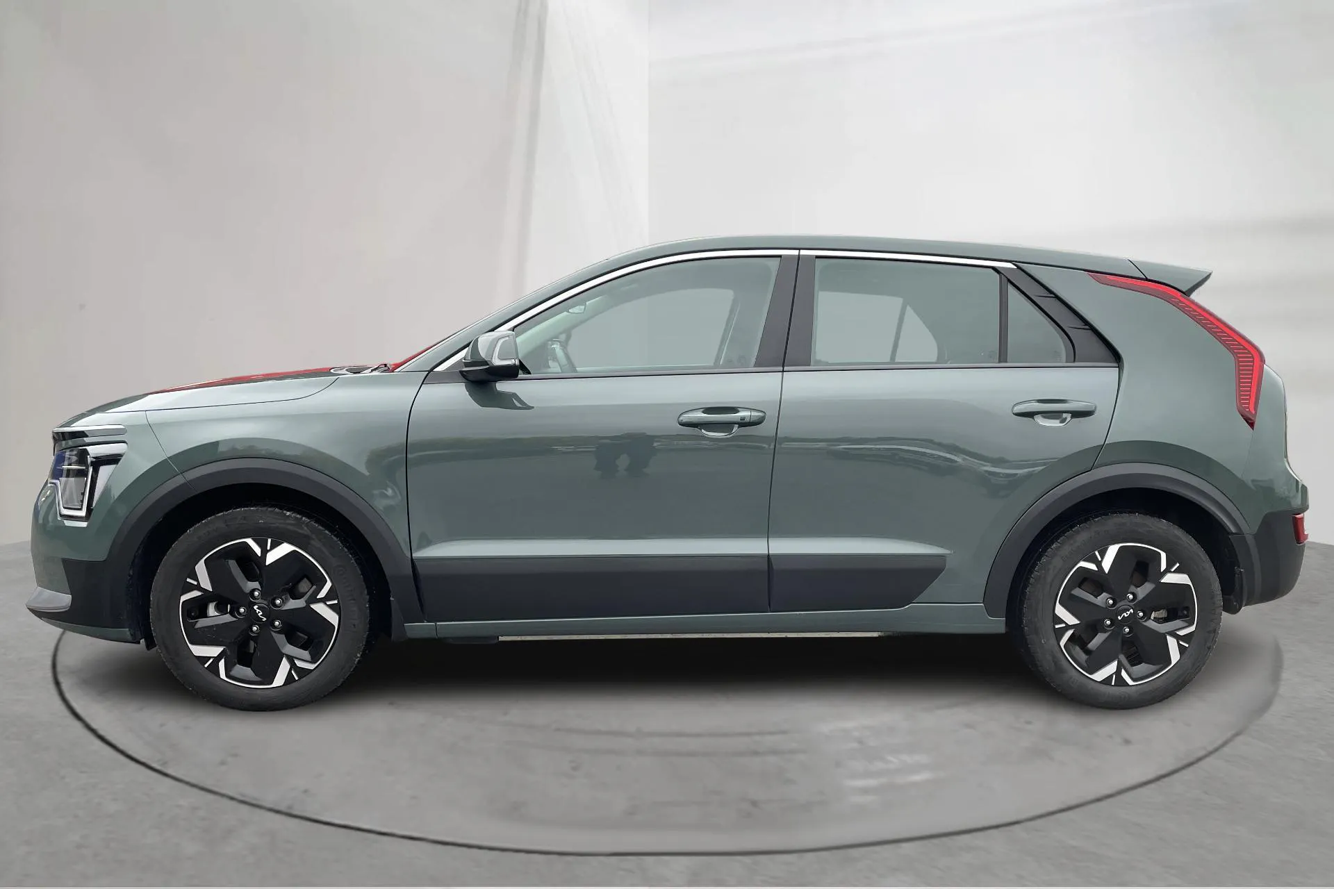 Presentationsfoto 2 av 20: KIA Niro EV 65kWh (204hk) - 3 426 mil - Automat - Mörkgrön - 2024