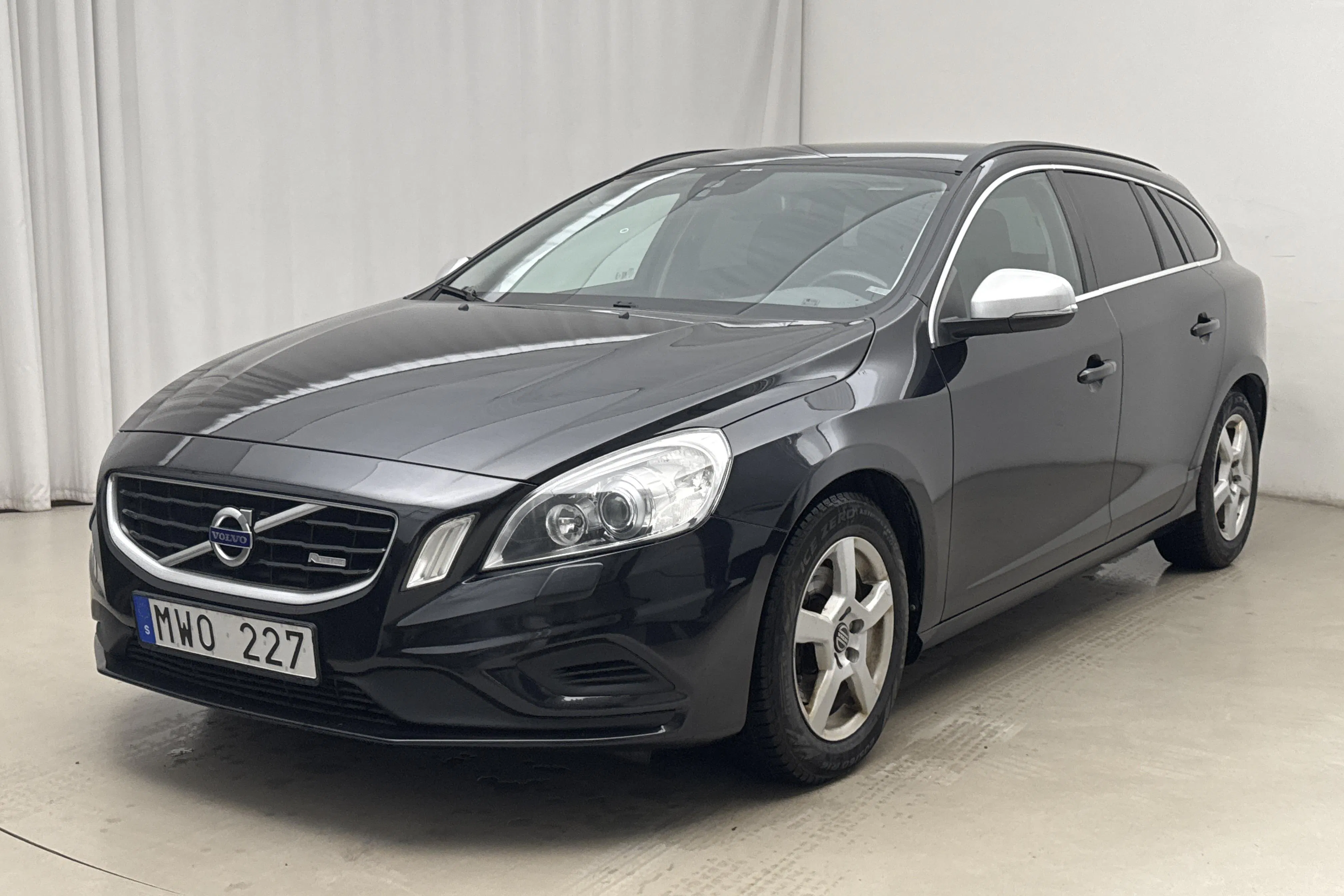 Presentationsfoto 1 av 14: Volvo V60 D4 (163hk) - 15 996 mil - Manuell - svart - 2013