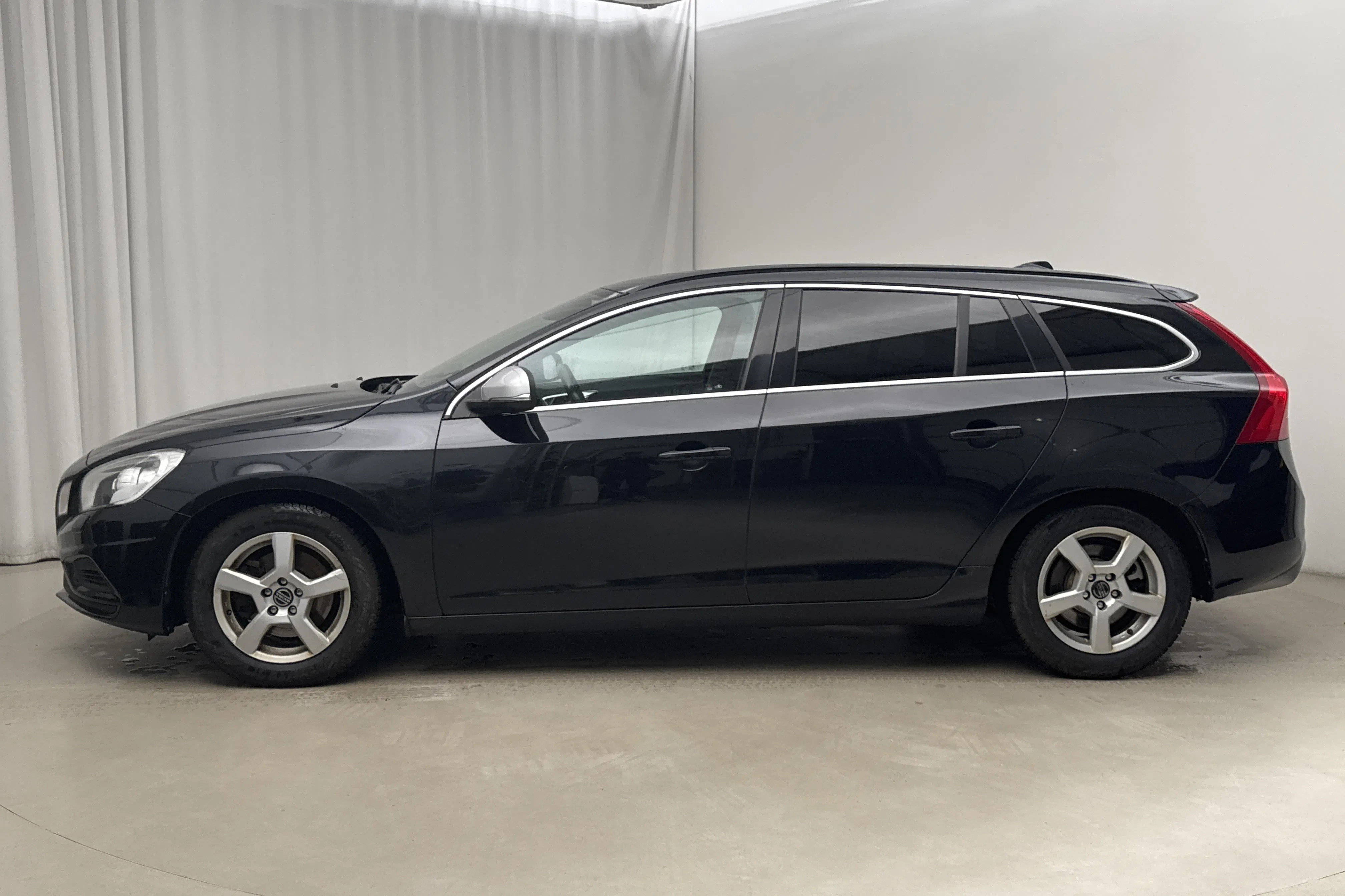 Presentationsfoto 2 av 14: Volvo V60 D4 (163hk) - 15 996 mil - Manuell - svart - 2013
