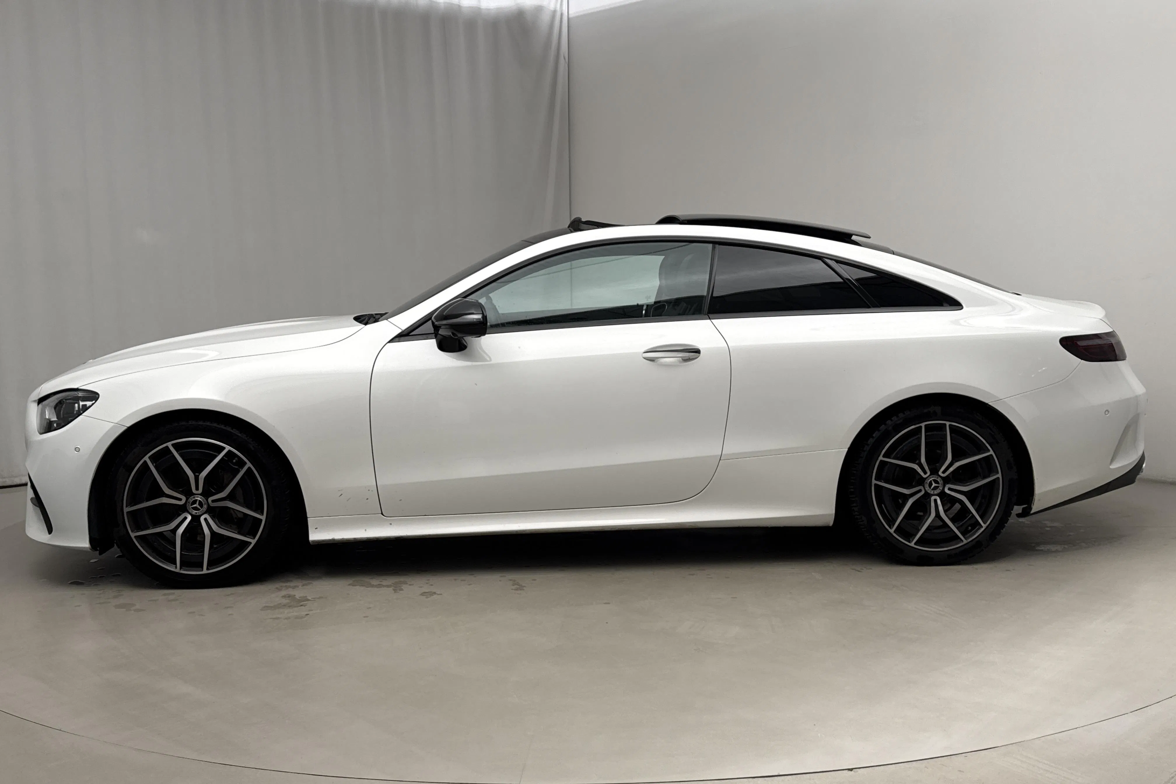 Presentationsfoto 2 av 22: Mercedes E 200 Coupé C238 (197hk) - 8 378 mil - Automat - vit - 2023