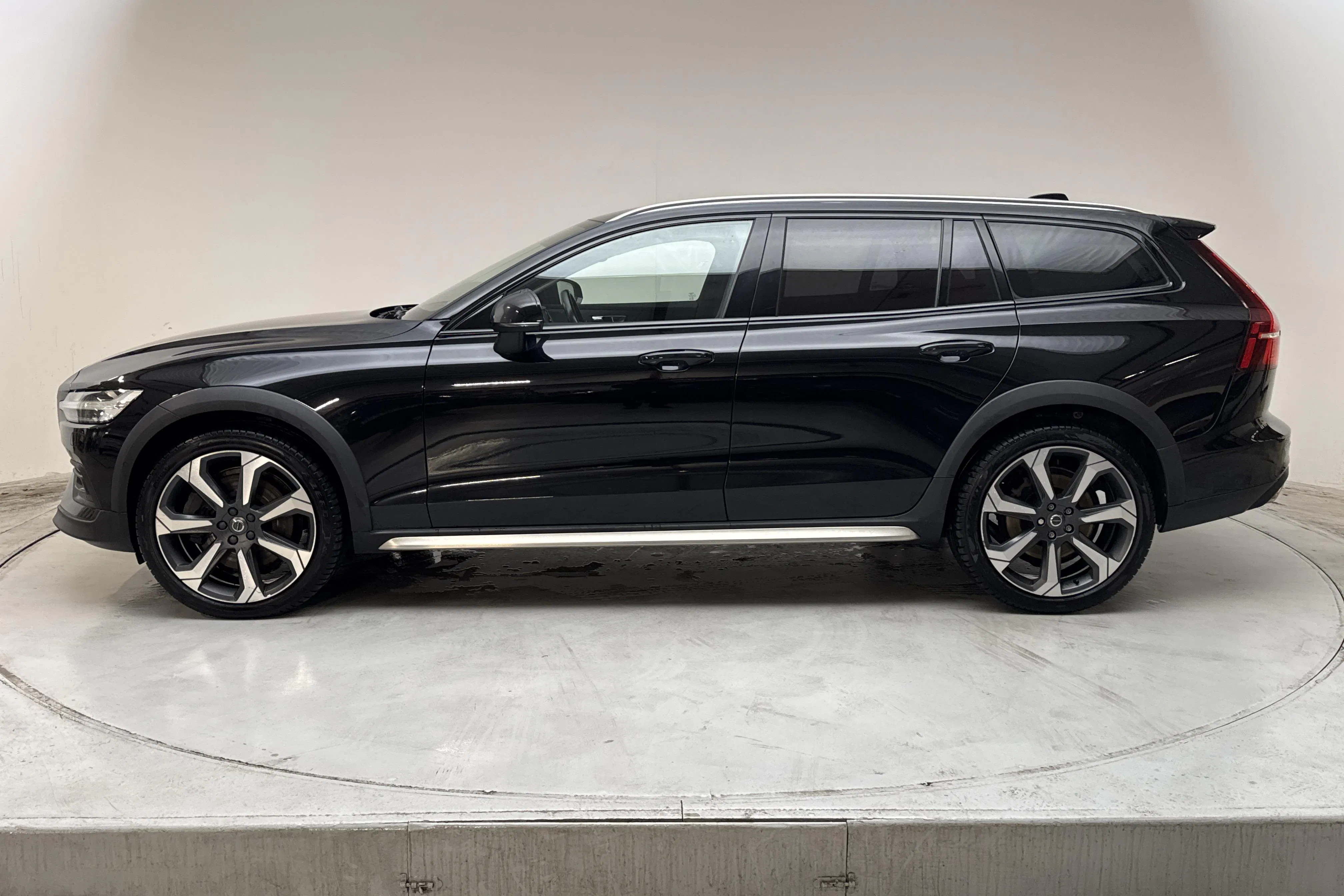 Esittelykuva 2 osoitteesta 20: Volvo V60 B4 Cross Country AWD Mildhybrid, Diesel (197hk) - 158 000 km - Automaattinen - musta - 2022