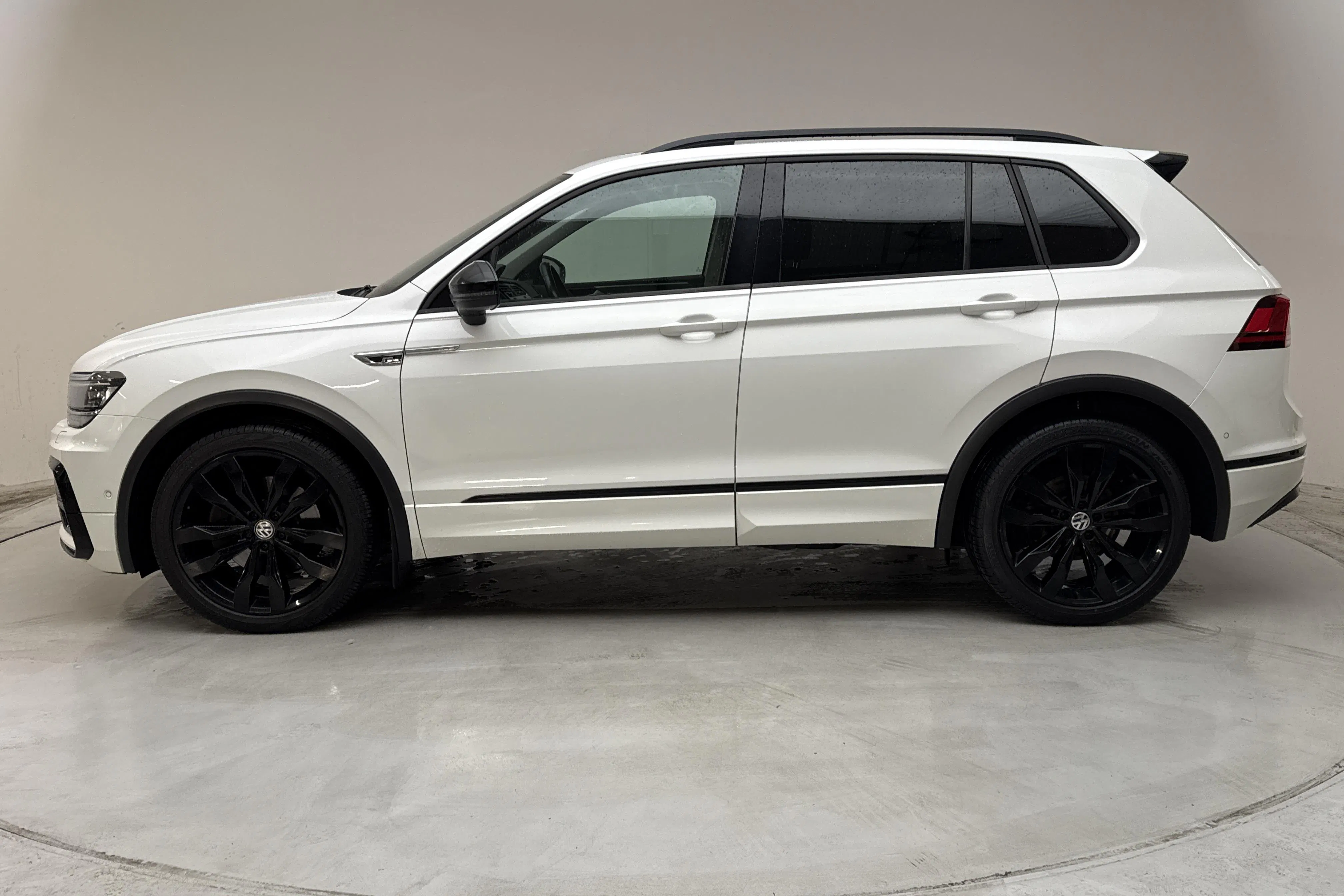 Presentationsfoto 2 av 15: VW Tiguan 2.0 TDI 4MOTION (190hk) - 14 324 mil - Automat - vit - 2019