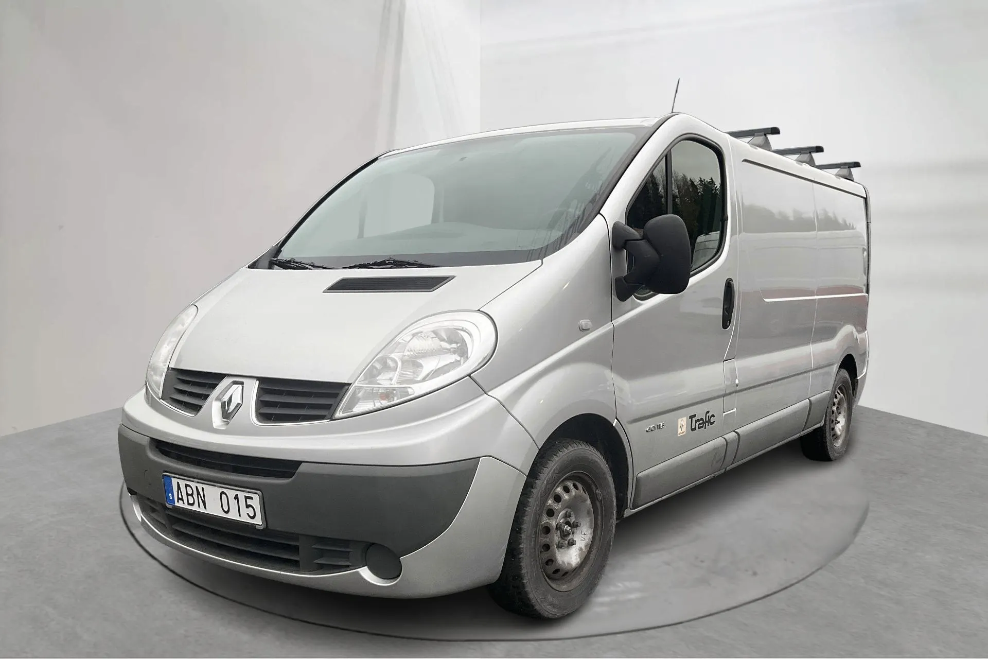 Presentationsfoto 1 av 14: Renault Trafic 2.0 dCi Skåp/Buss (115hk) - 18 174 mil - Manuell - silver - 2014