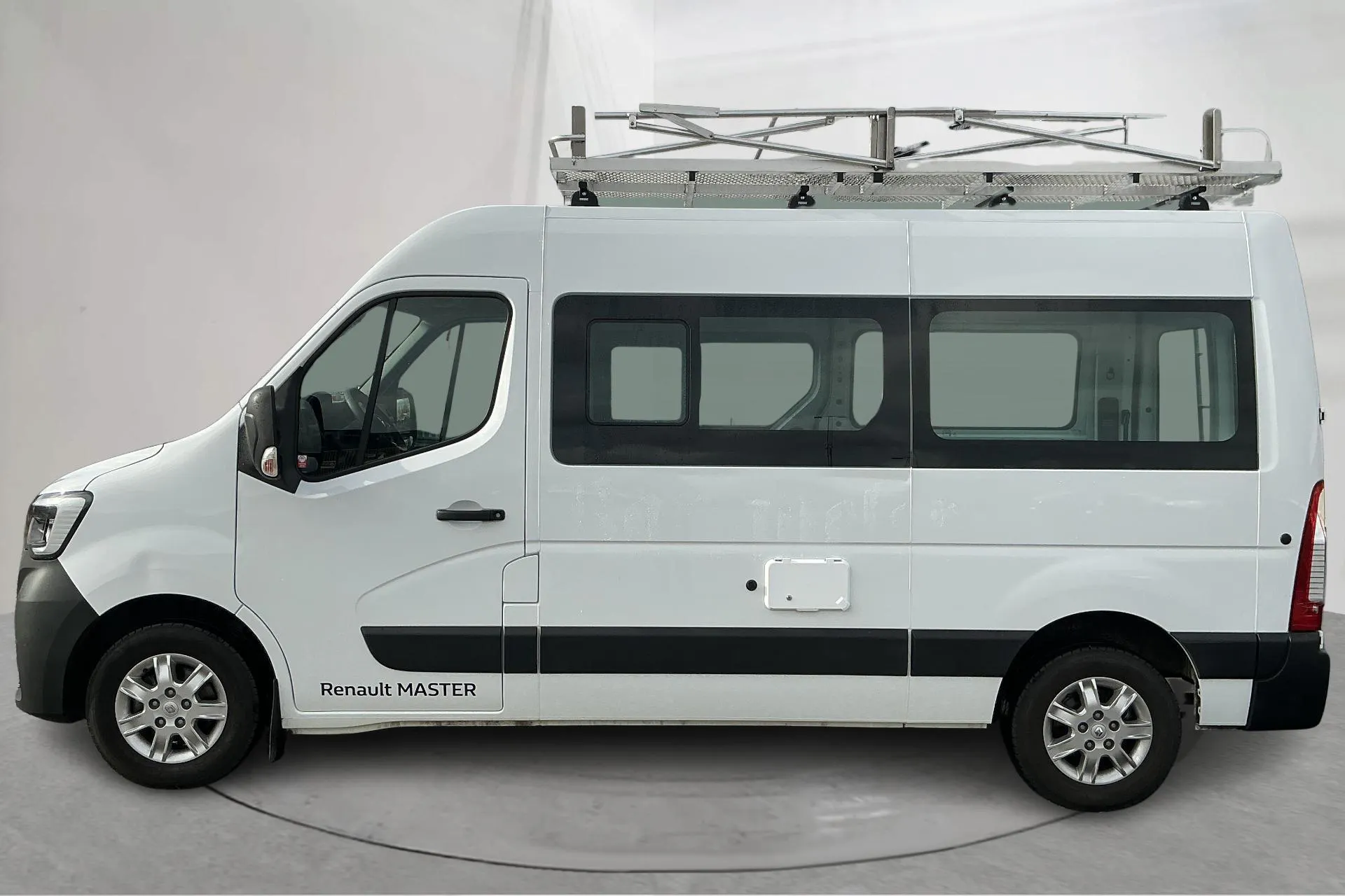Presentationsfoto 2 av 18: Renault Master 2.3 dCi FAP 2WD (135hk) - 2 599 mil - Manuell - vit - 2021