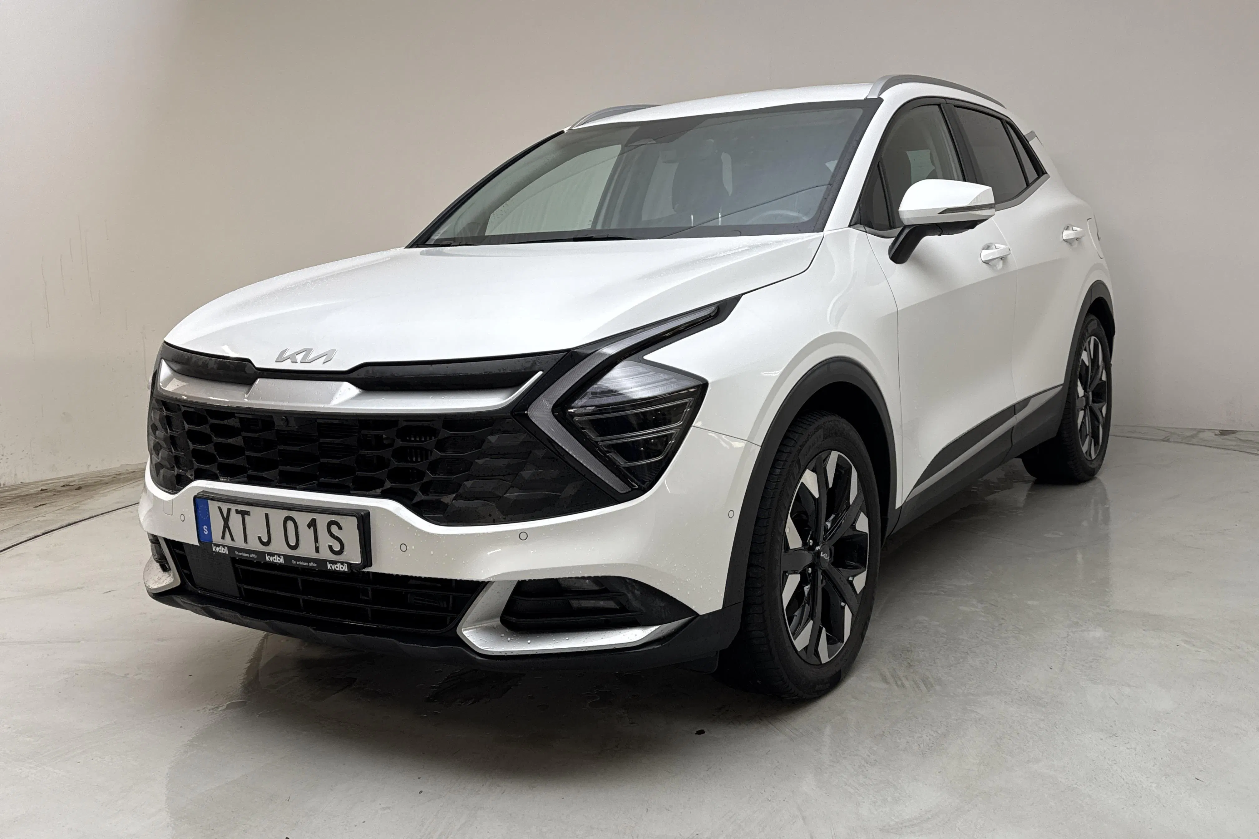 Presentationsfoto 1 av 17: KIA Sportage PHEV AWD (265hk) - 11 538 mil - Automat - vit - 2023