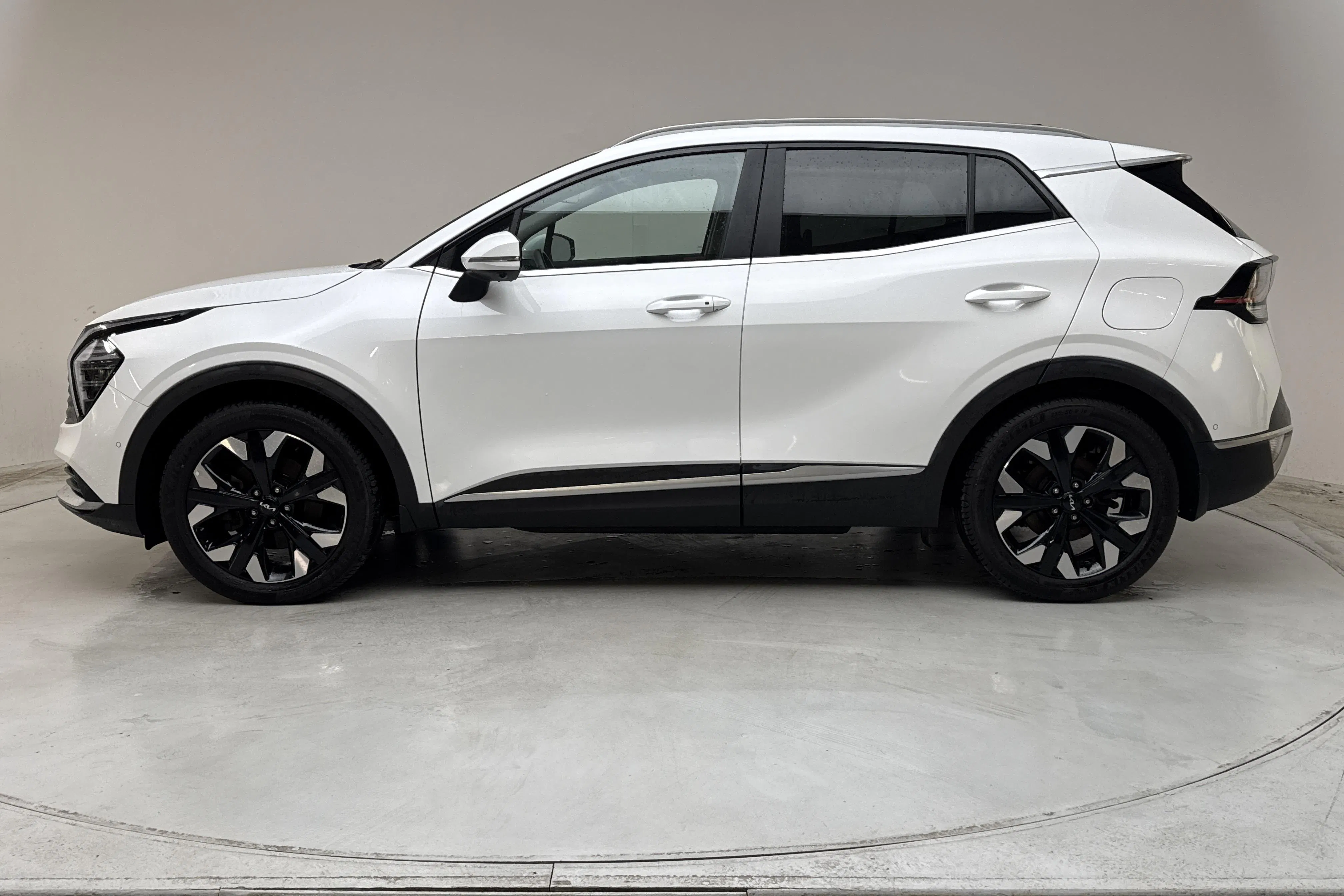 Presentationsfoto 2 av 17: KIA Sportage PHEV AWD (265hk) - 11 538 mil - Automat - vit - 2023