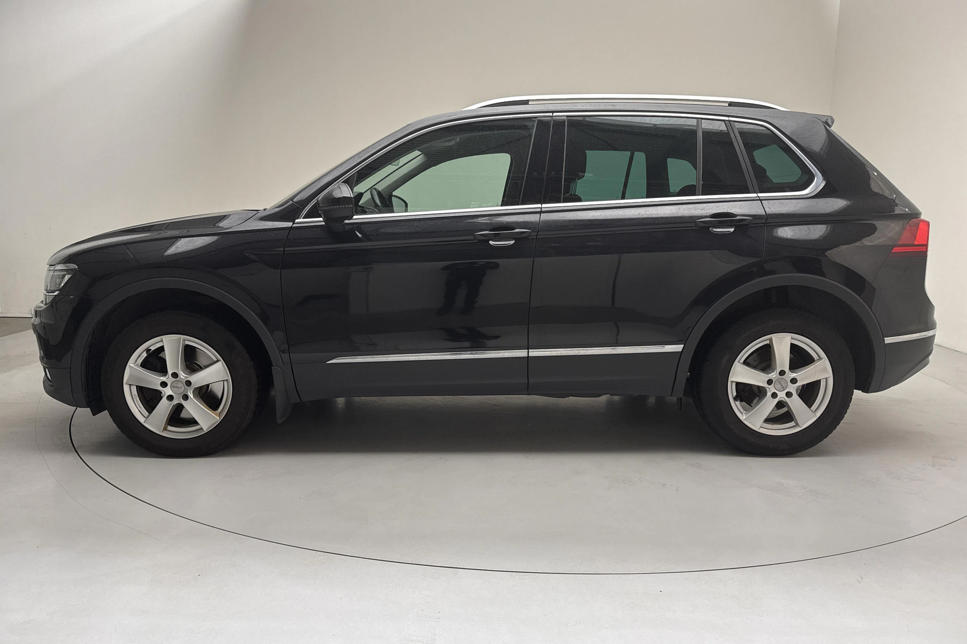 Presentationsfoto 2 av 14: VW Tiguan 2.0 TDI 4MOTION (190hk) - 20 974 mil - Automat - svart - 2020