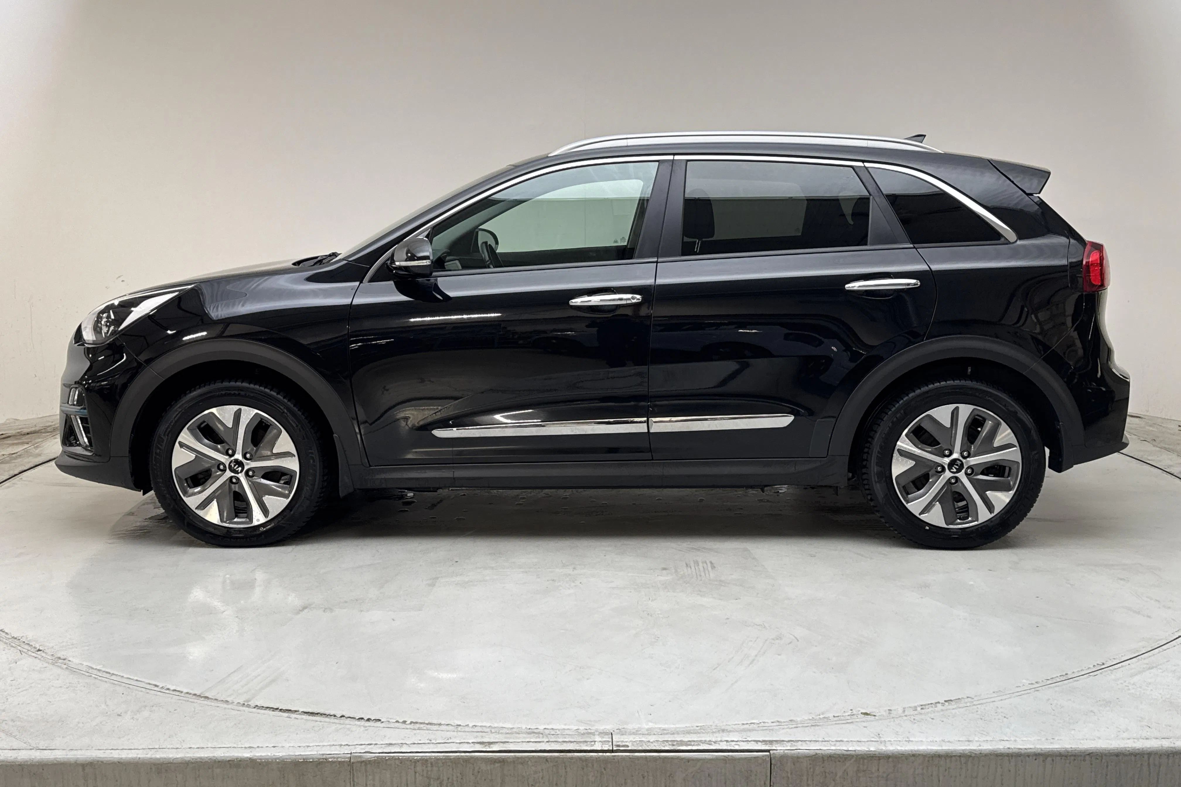 Presentationsfoto 2 av 17: KIA e-Niro 64kWh (204hk) - 9 995 mil - Automat - svart - 2020