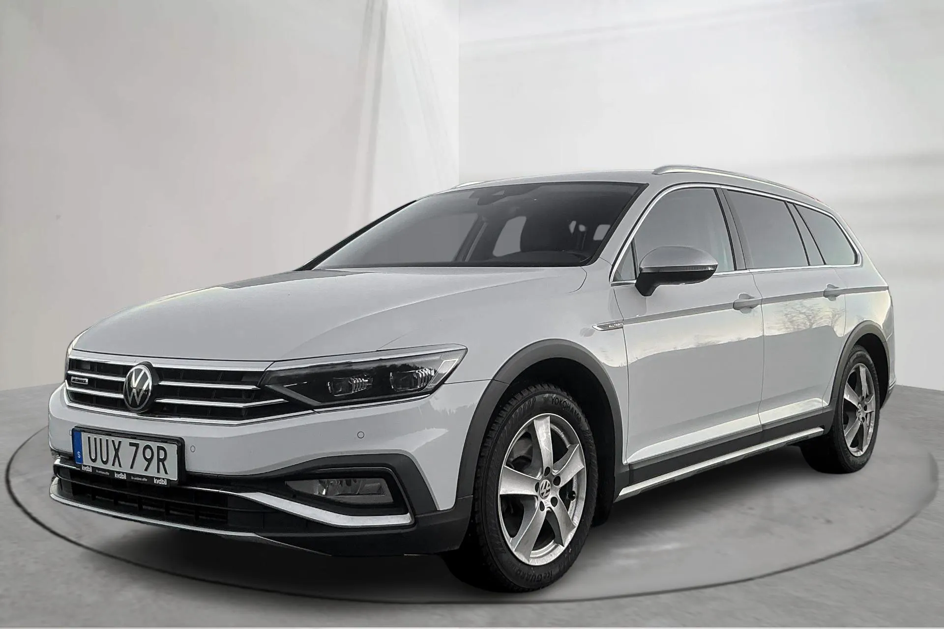 Presentationsfoto 1 av 16: VW Passat Alltrack 2.0 TDI Sportscombi 4Motion (200hk) - 9 431 mil - Automat - vit - 2021