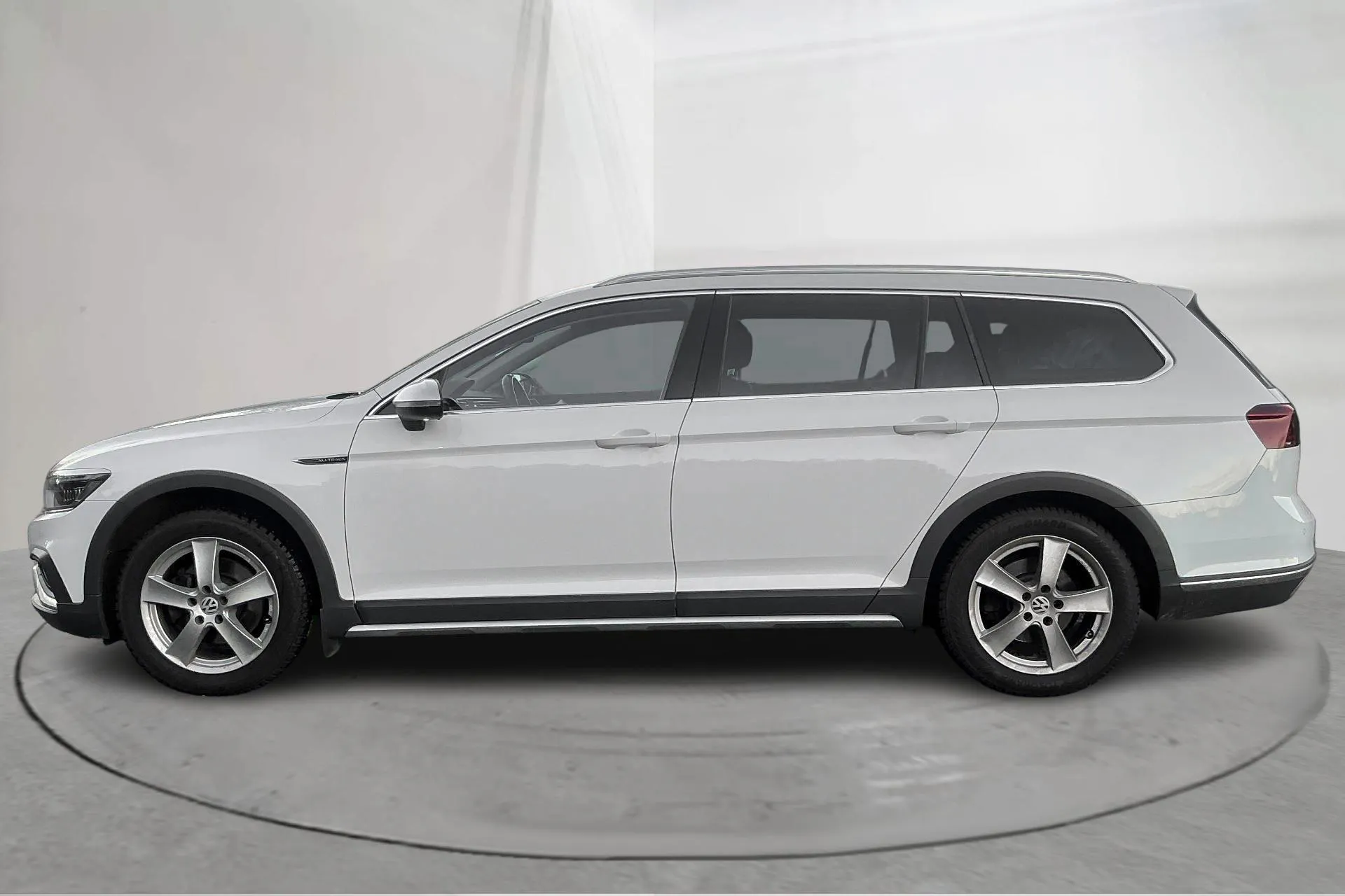 Presentationsfoto 2 av 16: VW Passat Alltrack 2.0 TDI Sportscombi 4Motion (200hk) - 9 431 mil - Automat - vit - 2021