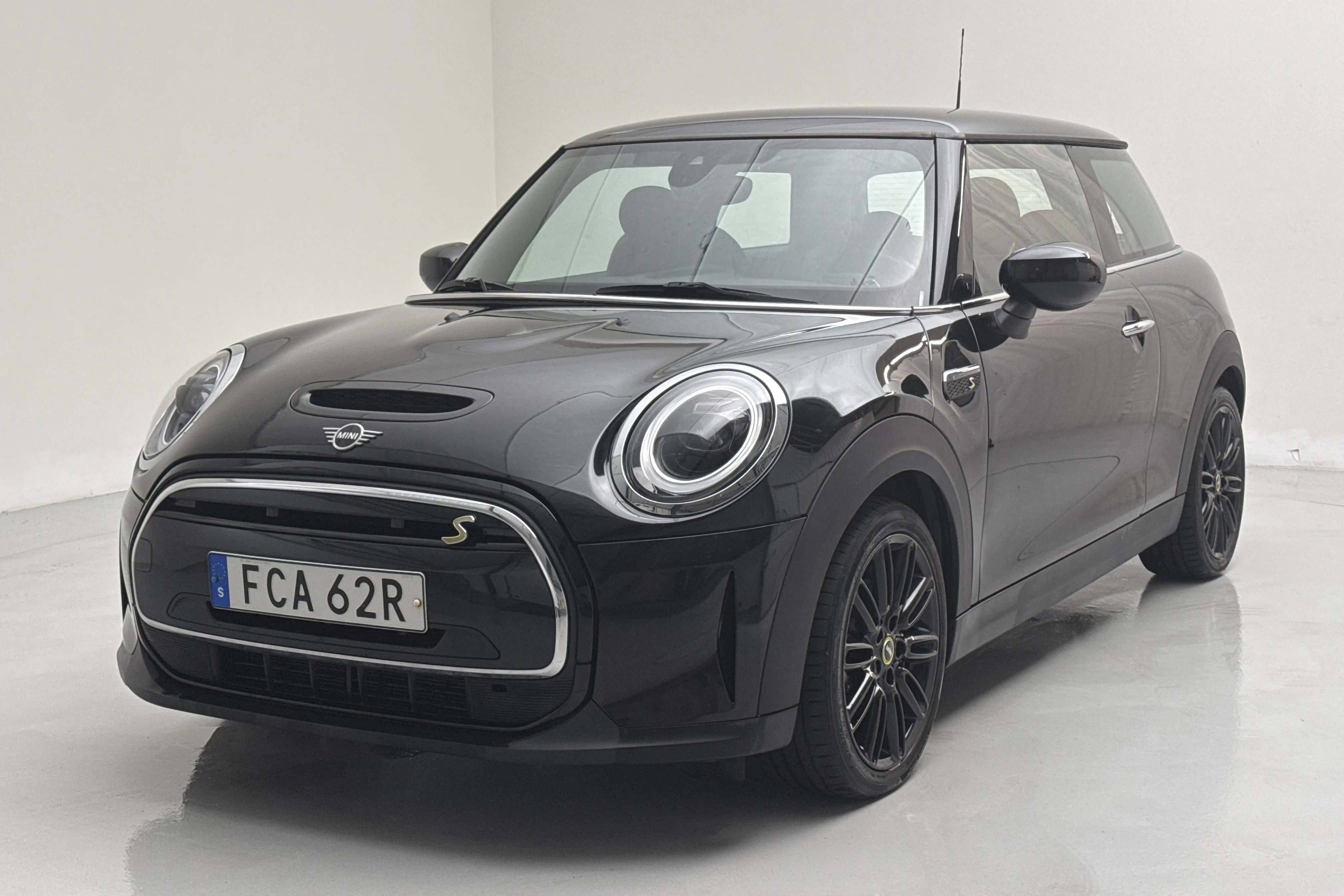 Presentationsfoto 1 av 16: MINI Cooper SE, F56 LCI (184hk) - 6 014 mil - Automat - svart - 2023