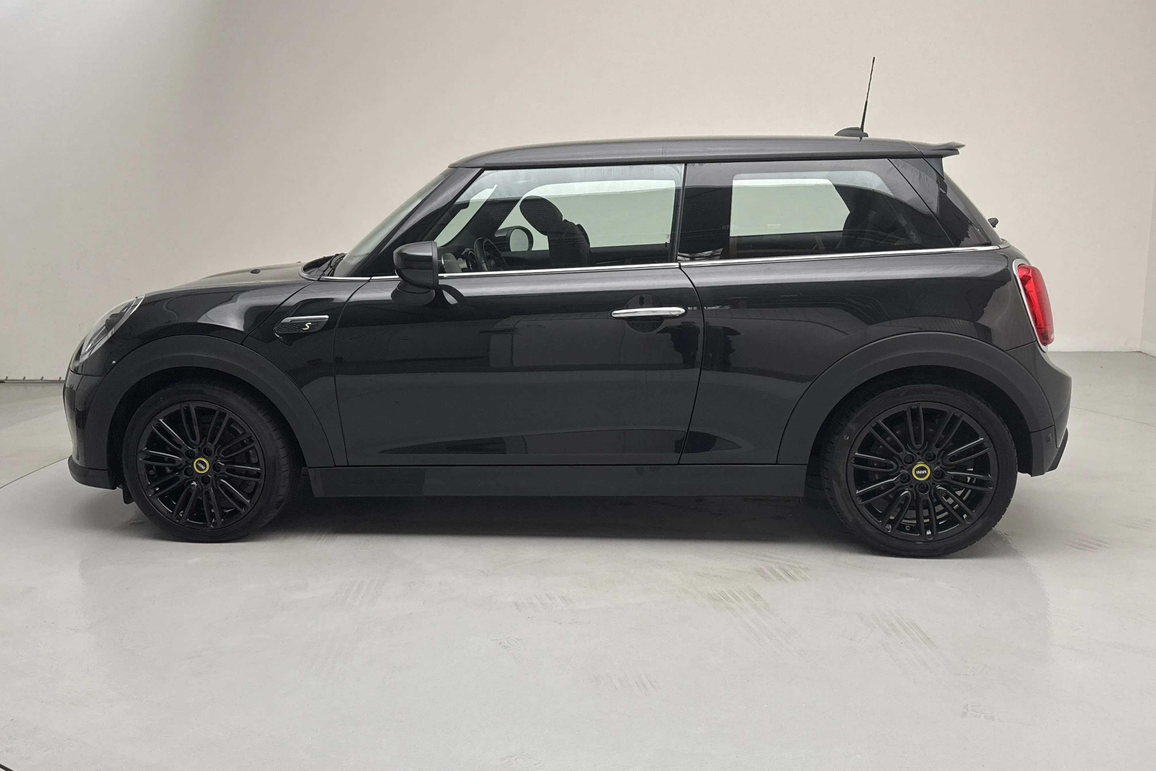 Presentationsfoto 2 av 16: MINI Cooper SE, F56 LCI (184hk) - 6 014 mil - Automat - svart - 2023