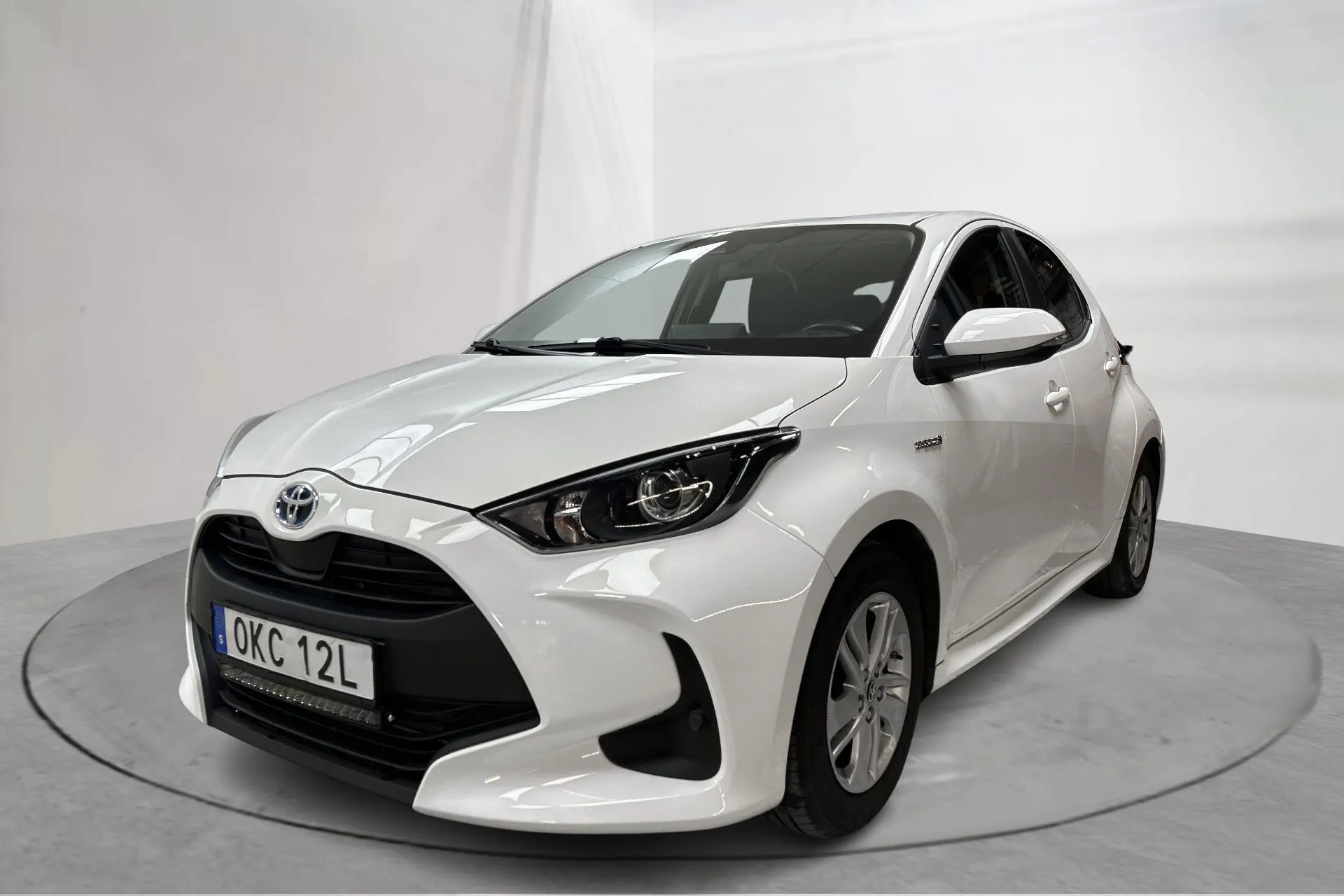 Presentationsfoto 1 av 15: Toyota Yaris 1.5 Hybrid 5dr (116hk) - 11 804 mil - Automat - vit - 2021