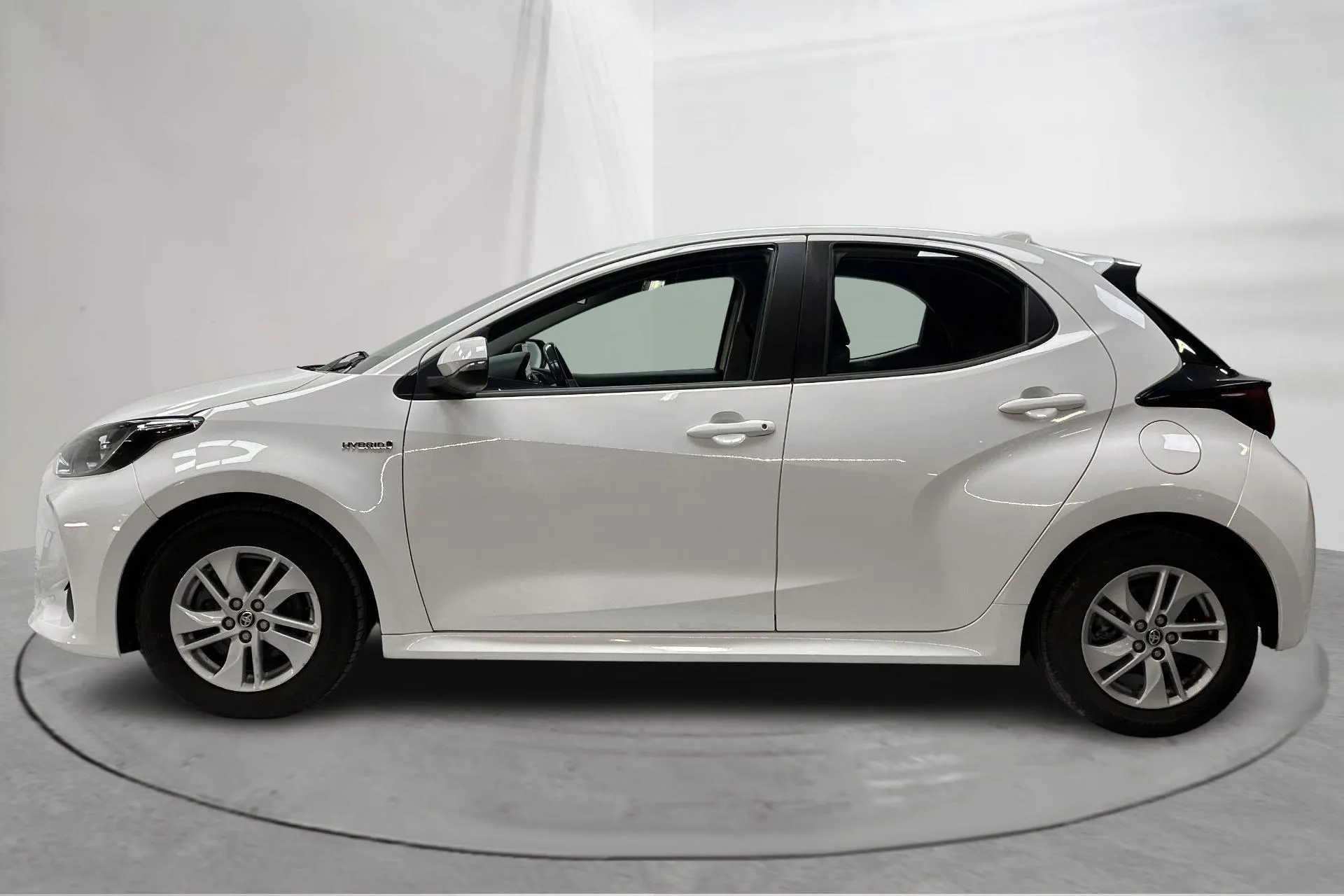 Presentationsfoto 2 av 15: Toyota Yaris 1.5 Hybrid 5dr (116hk) - 11 804 mil - Automat - vit - 2021