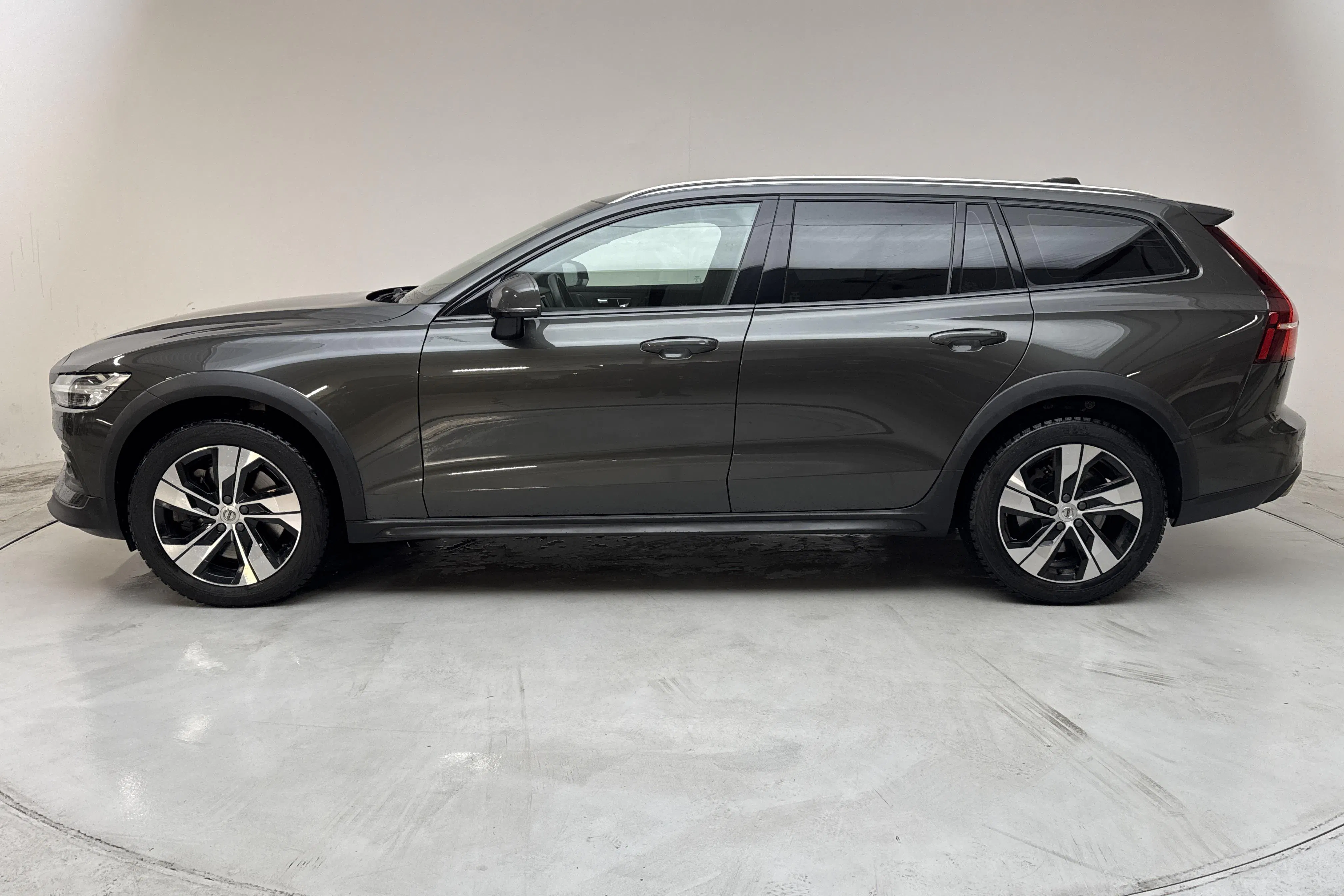 Presentationsfoto 2 av 16: Volvo V60 D4 Cross Country AWD (190hk) - 10 840 mil - Automat - Mörkgrå - 2021