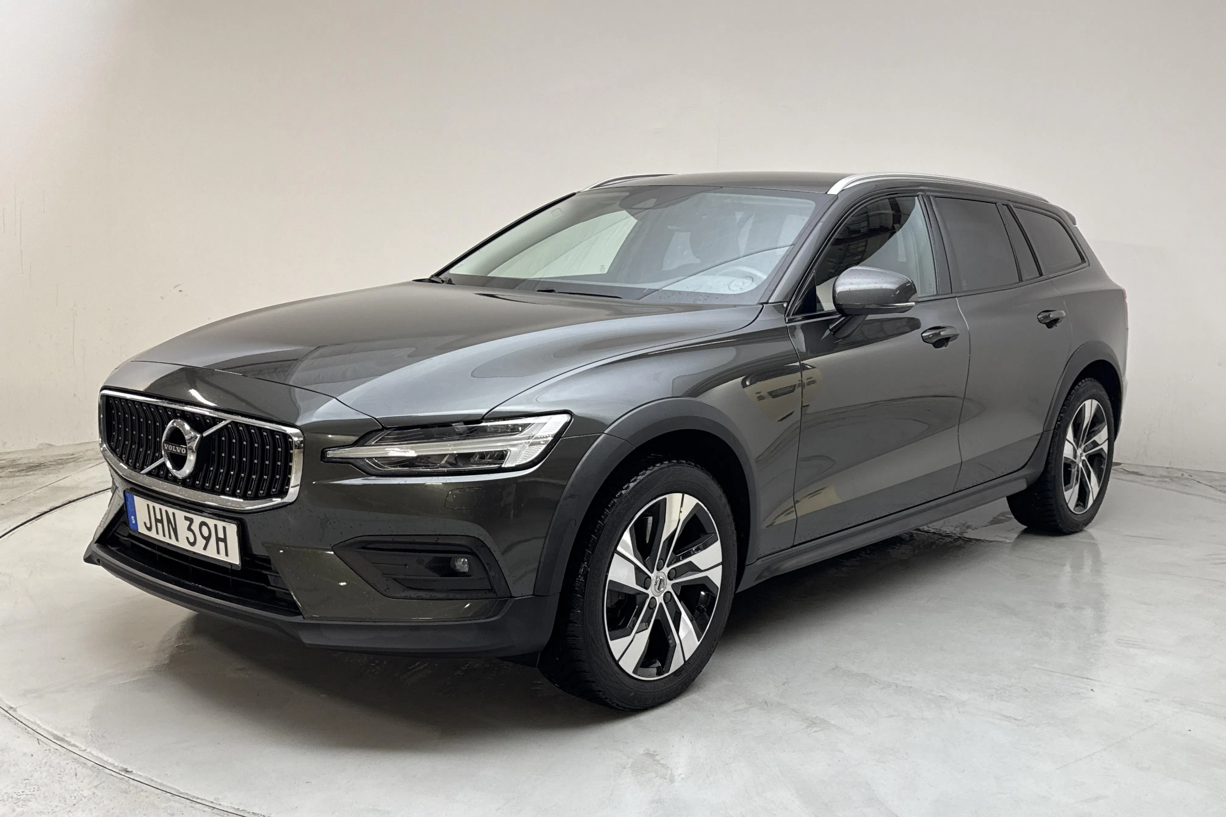 Presentationsfoto 1 av 16: Volvo V60 D4 Cross Country AWD (190hk) - 10 840 mil - Automat - Mörkgrå - 2021