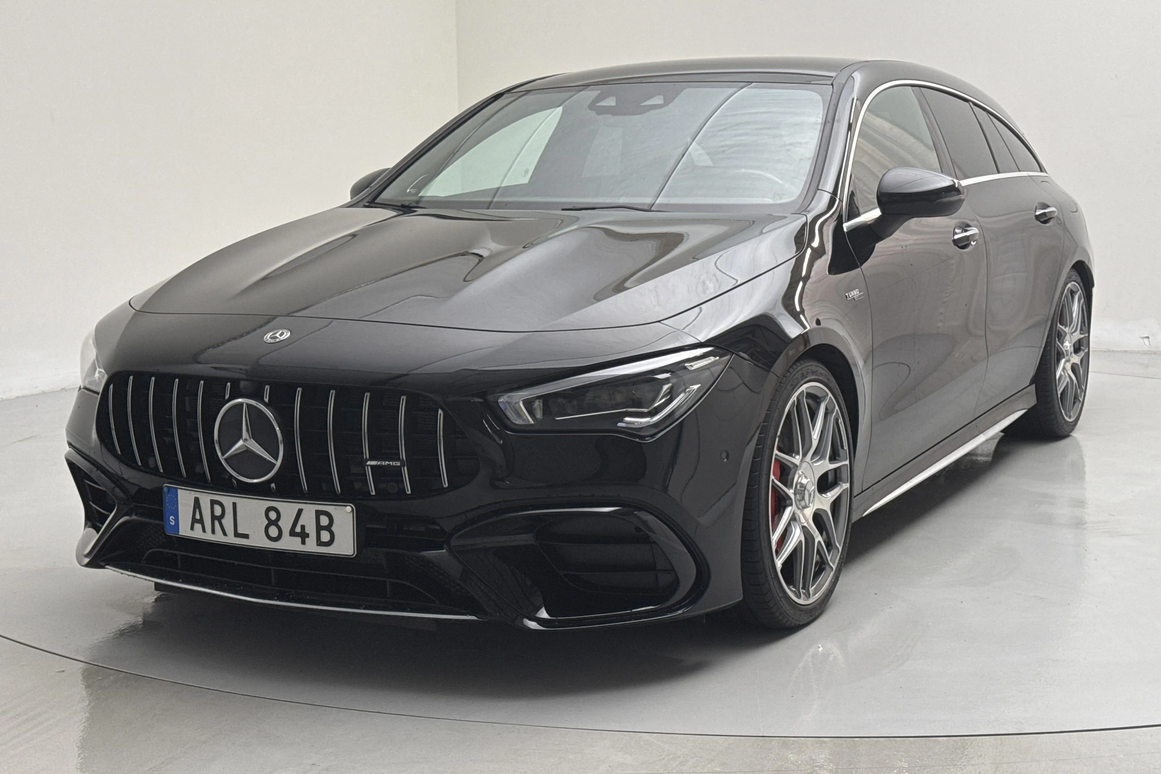 Presentationsfoto 1 av 20: Mercedes CLA 45 S AMG 4MATIC Shooting Brake X118 (422hk) - 9 757 mil - Automat - svart - 2020
