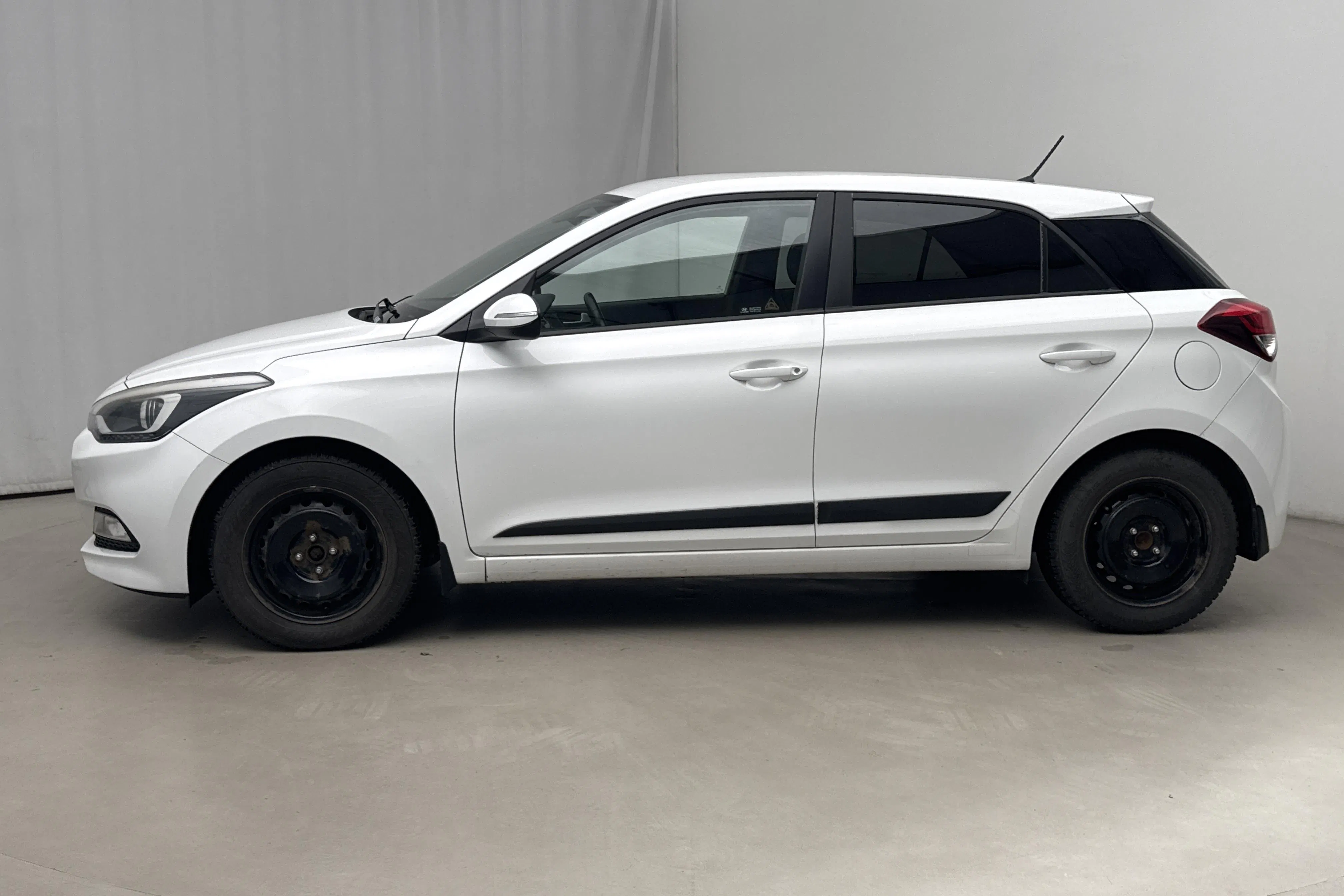 Presentationsfoto 2 av 14: Hyundai i20 1.2 (84hk) - 7 116 mil - Manuell - vit - 2016