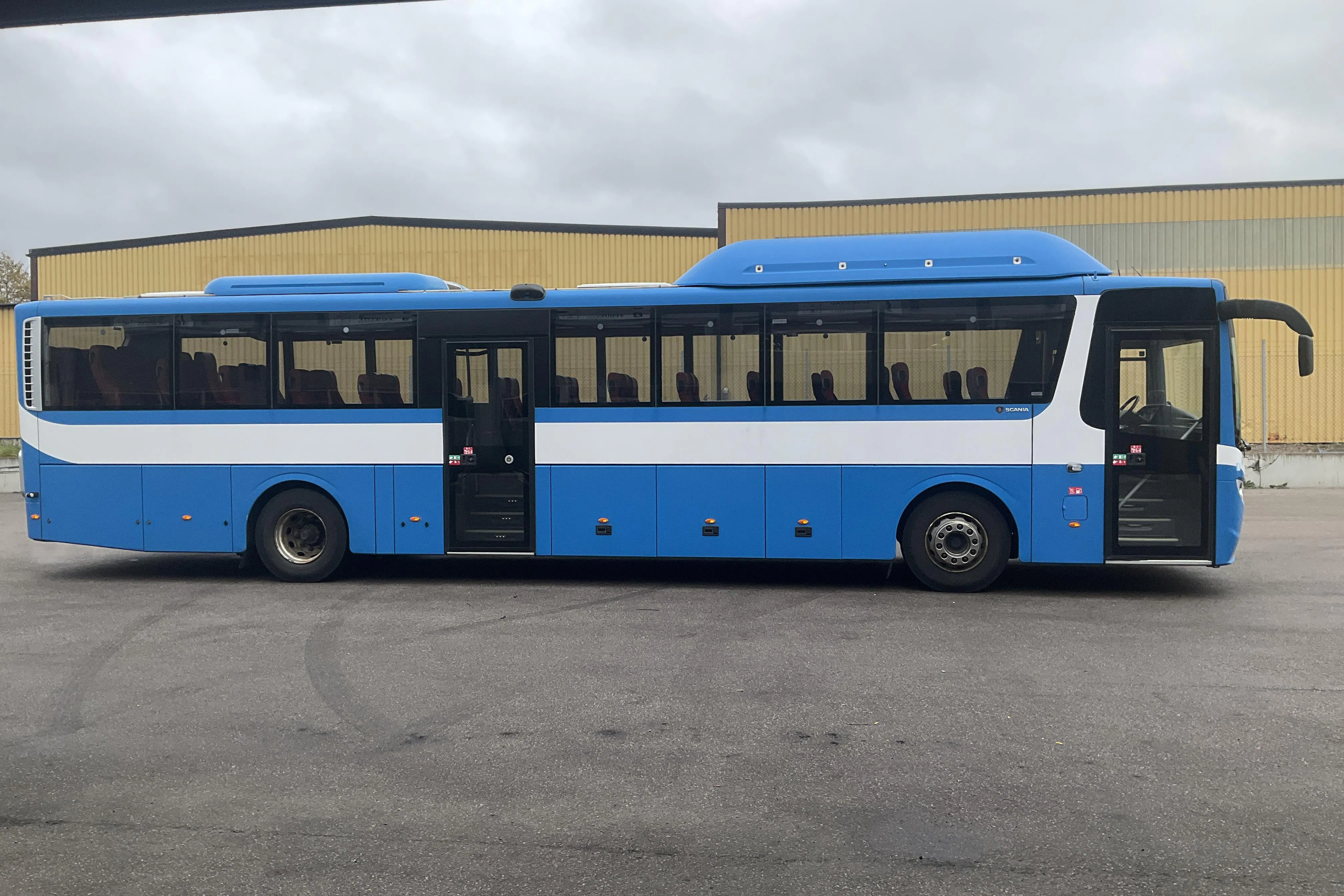 Presentationsfoto 2 av 39: Scania OMNIEXPRESS 320 - 382 397 km - Automat - gul - 2014