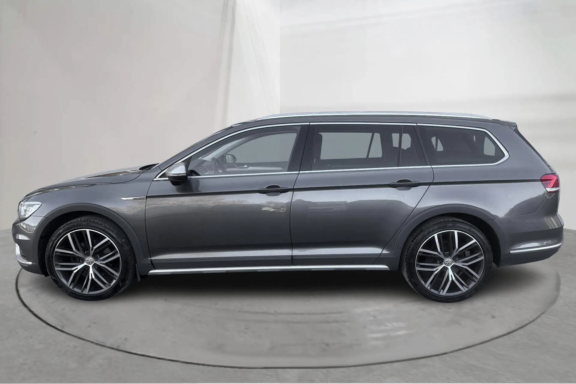Presentation photo 2 of 17: VW Passat Alltrack 2.0 TDI 4MOTION (190hk) - 206 250 km - Automatic - dark grey - 2017
