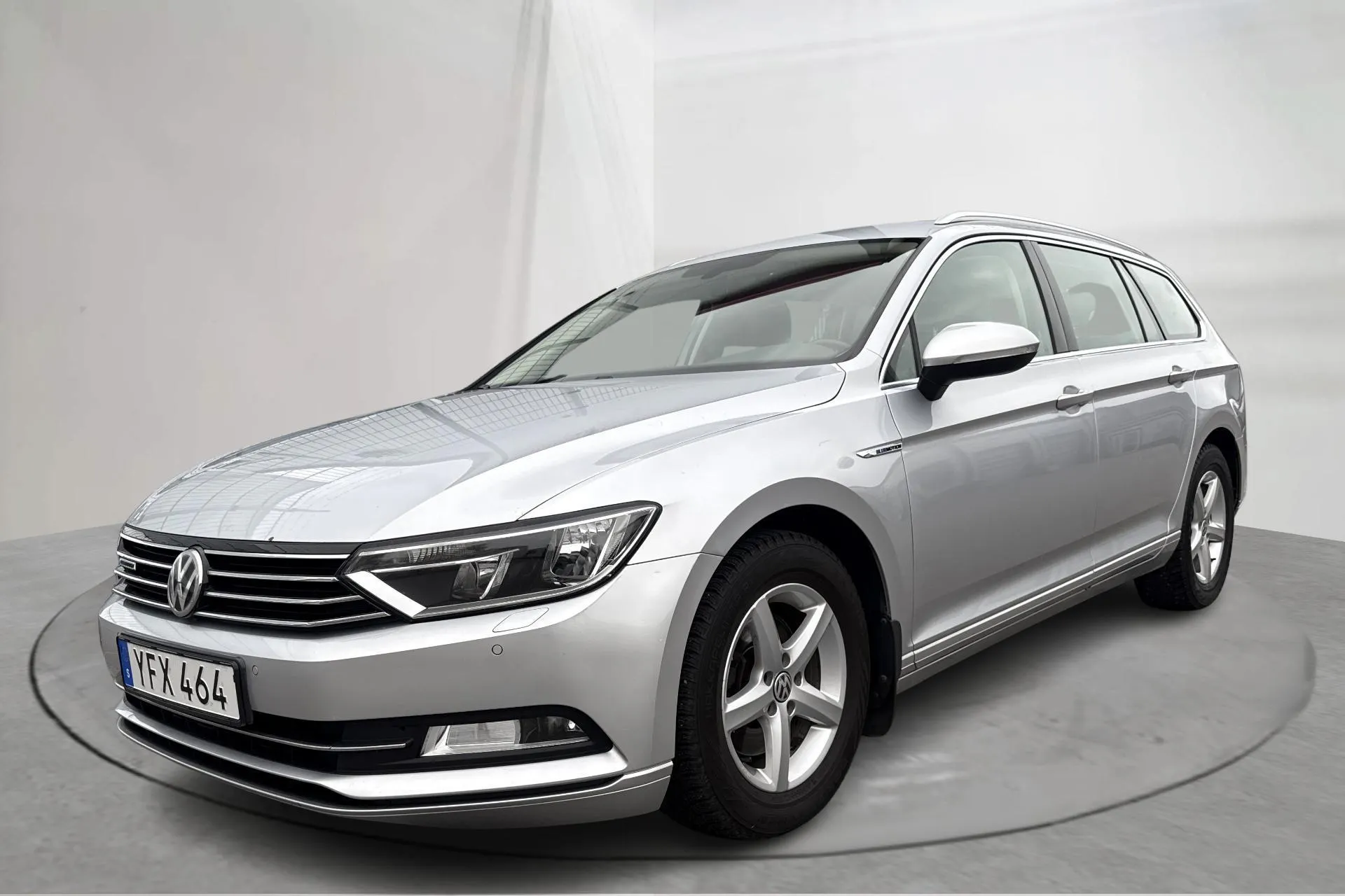 Presentationsfoto 1 av 15: VW Passat 2.0 TDI Sportscombi (150hk) - 14 658 mil - Manuell - silver - 2017
